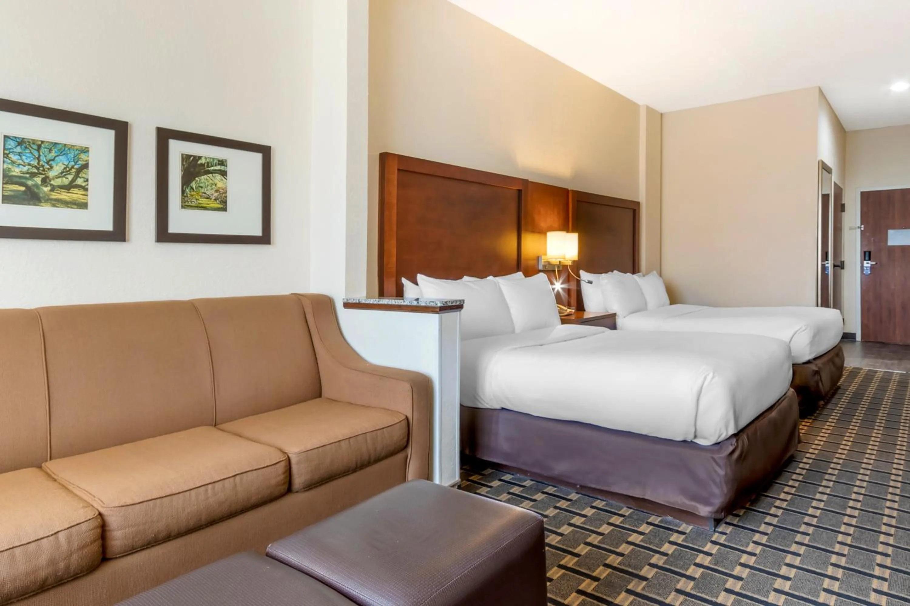 Seating area, Bed in Comfort Inn Summerville - Charleston