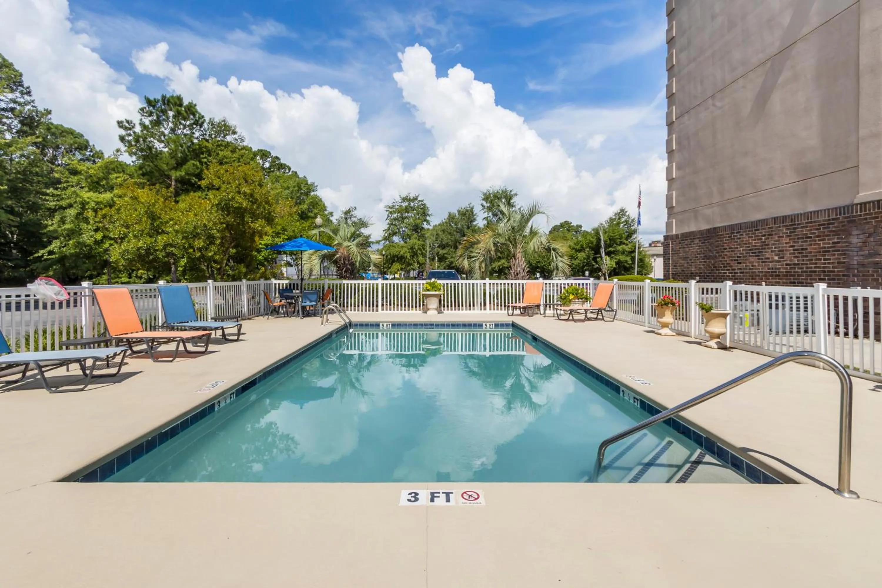 Swimming pool in Comfort Inn Summerville - Charleston