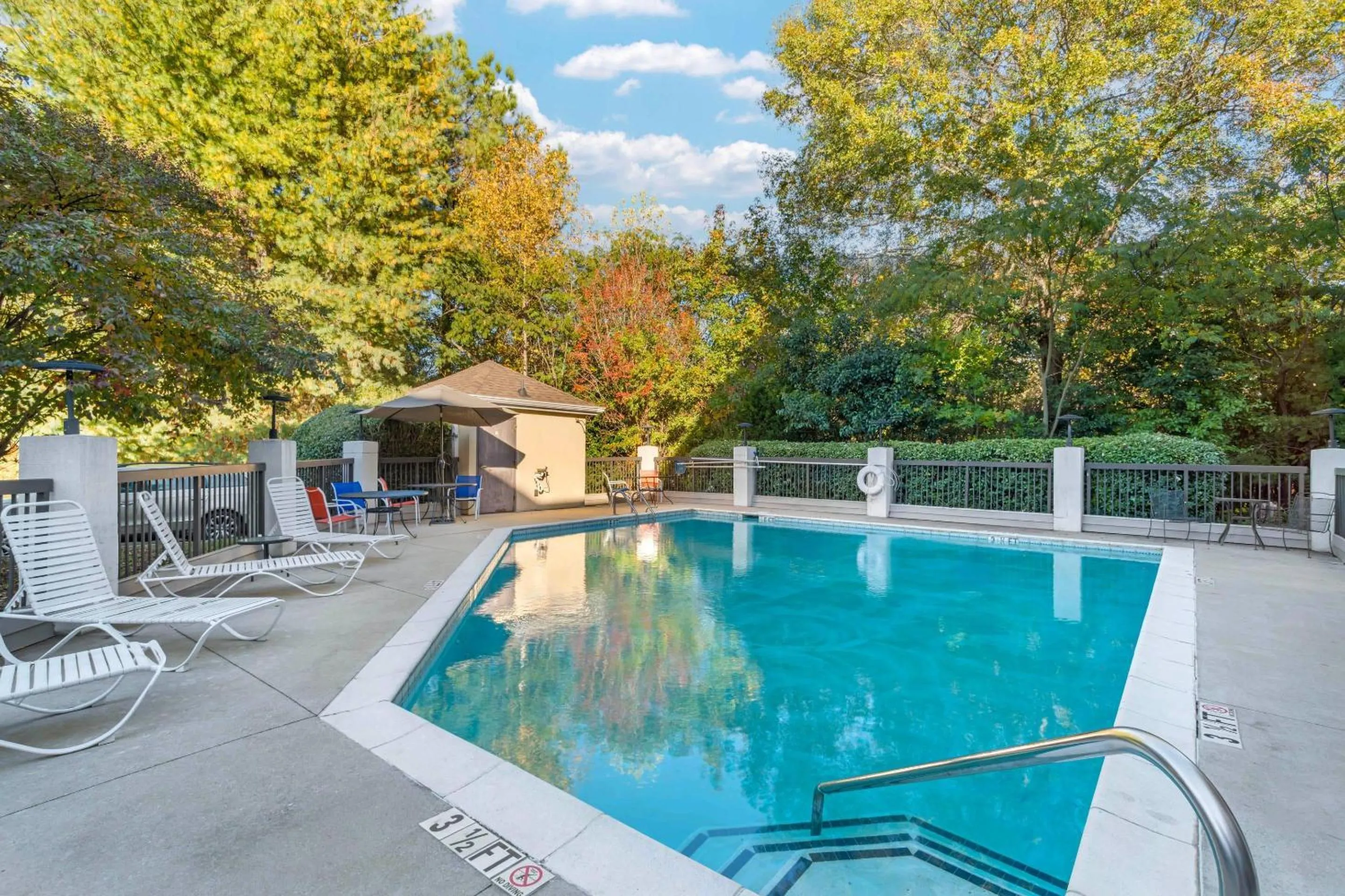 Swimming pool in Comfort Inn & Suites Spartanburg North