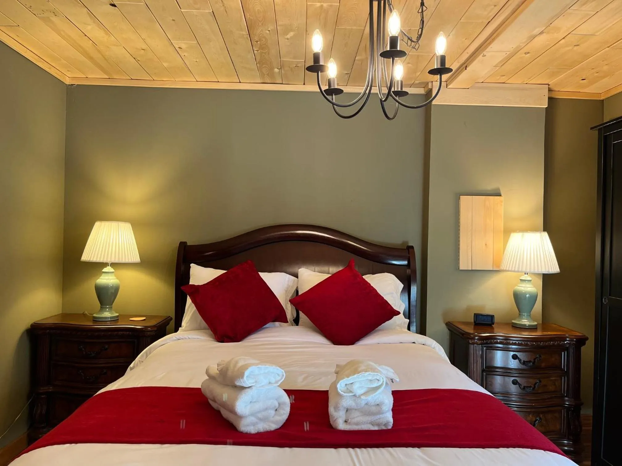 Breakfast, Bed in Frigon Suite -Waterfront