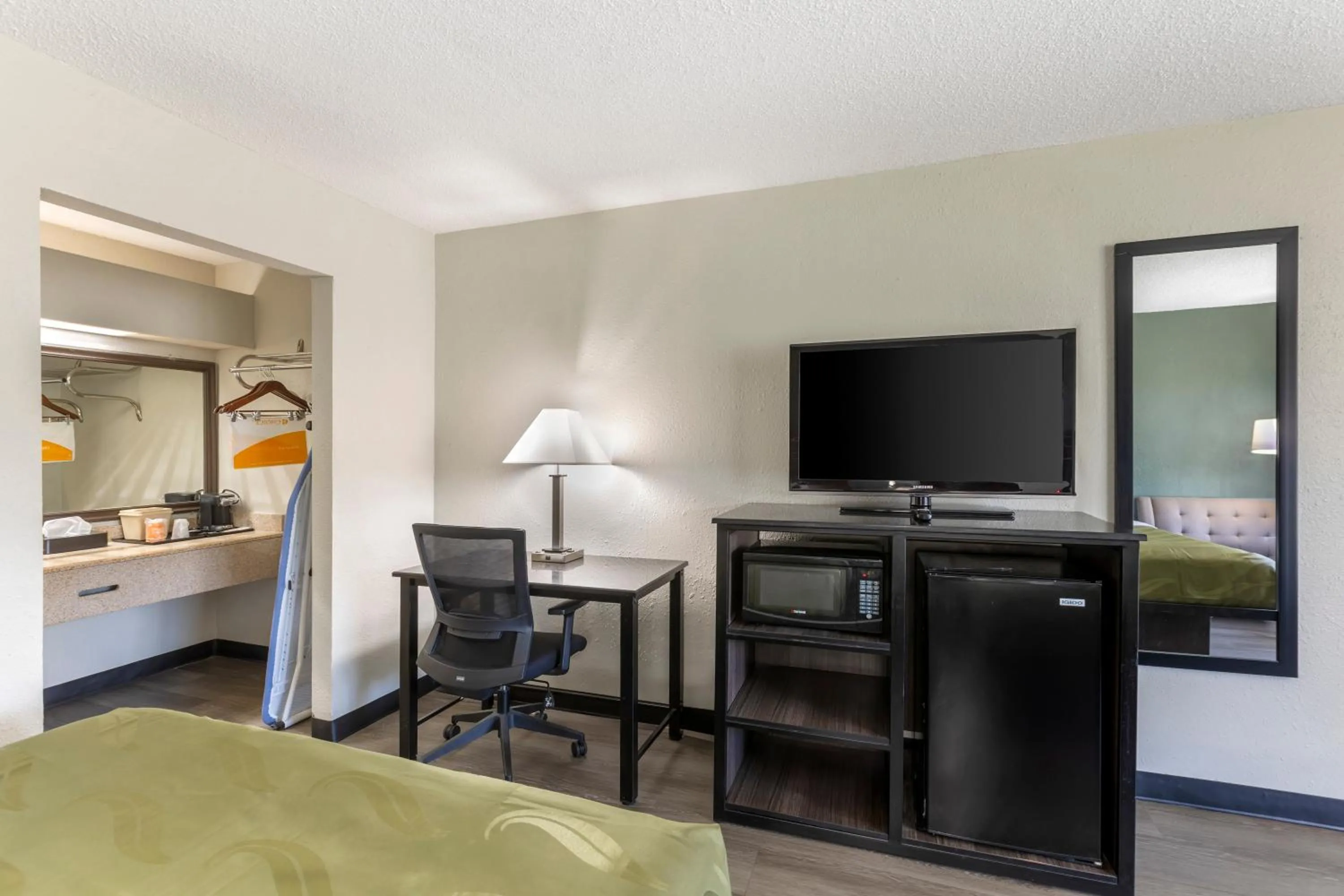 TV and multimedia in Quality Inn & Suites Santee I-95