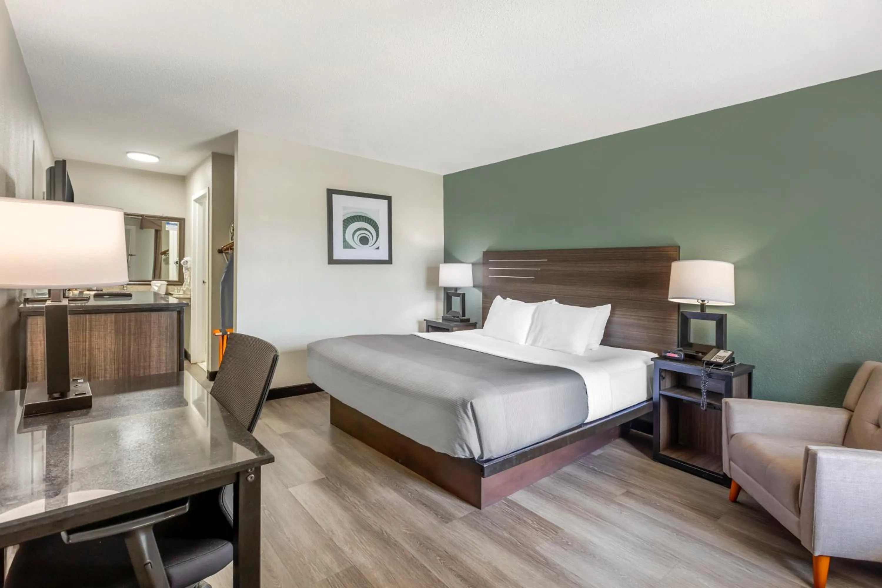 Bed in Quality Inn & Suites Santee I-95