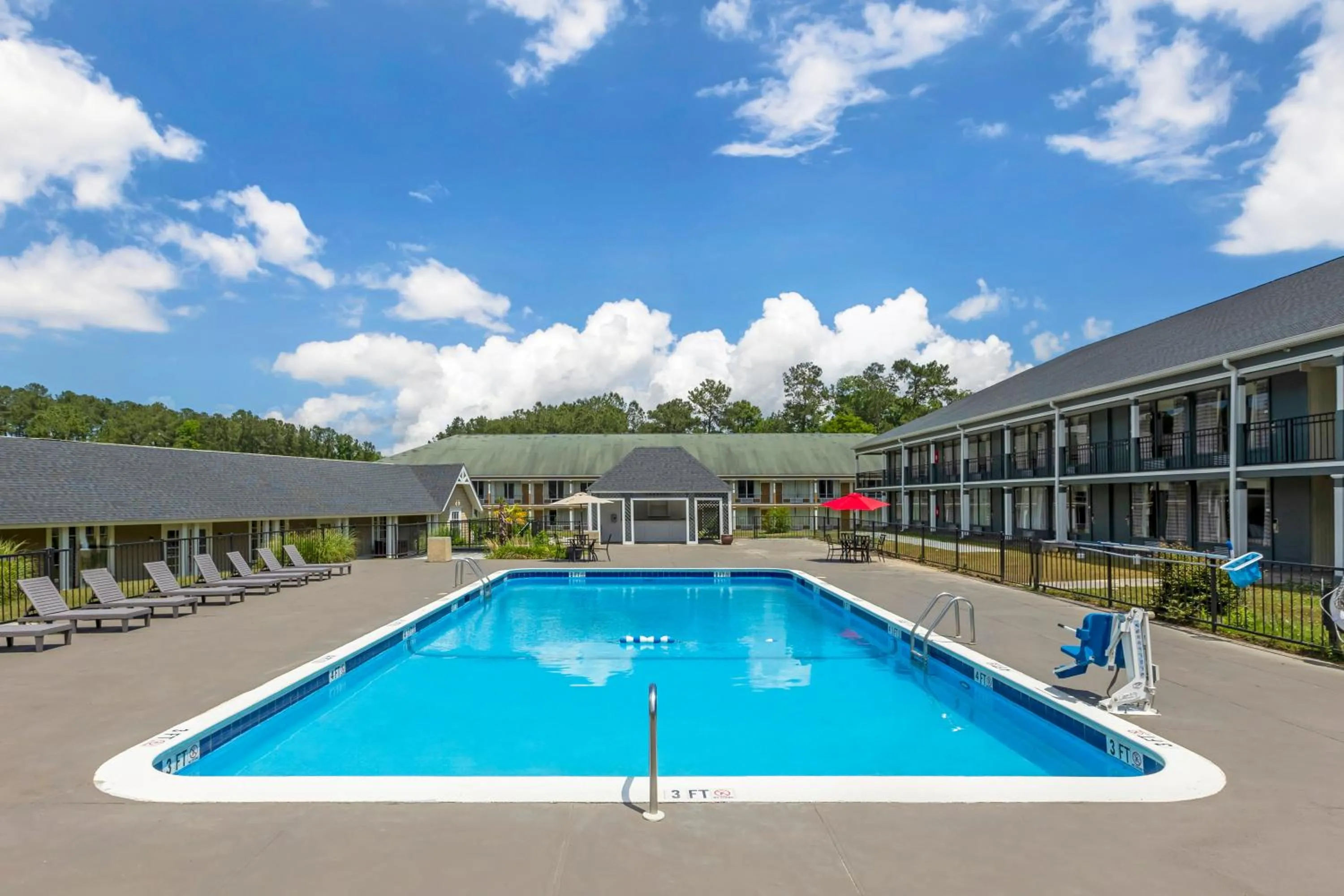 Swimming pool in Quality Inn & Suites Santee I-95