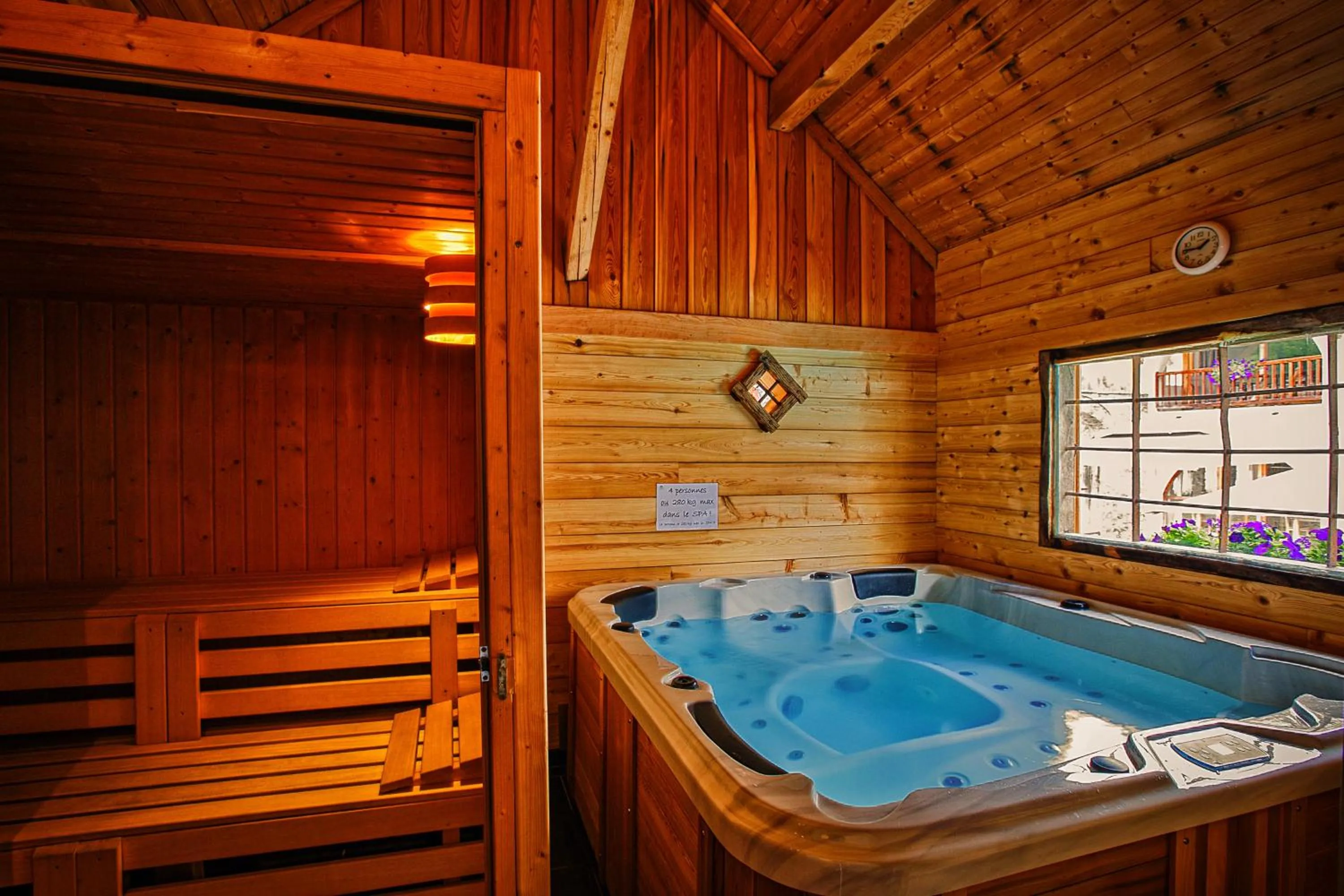 Hot Tub in Hôtel & Spa La Ferme de l'Izoard