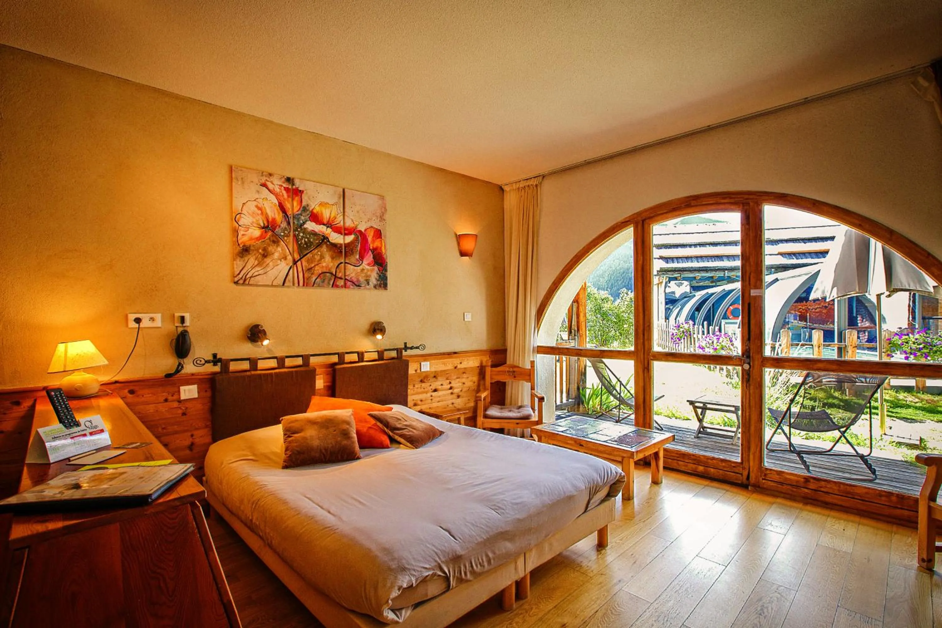 Photo of the whole room, Bed in Hôtel & Spa La Ferme de l'Izoard