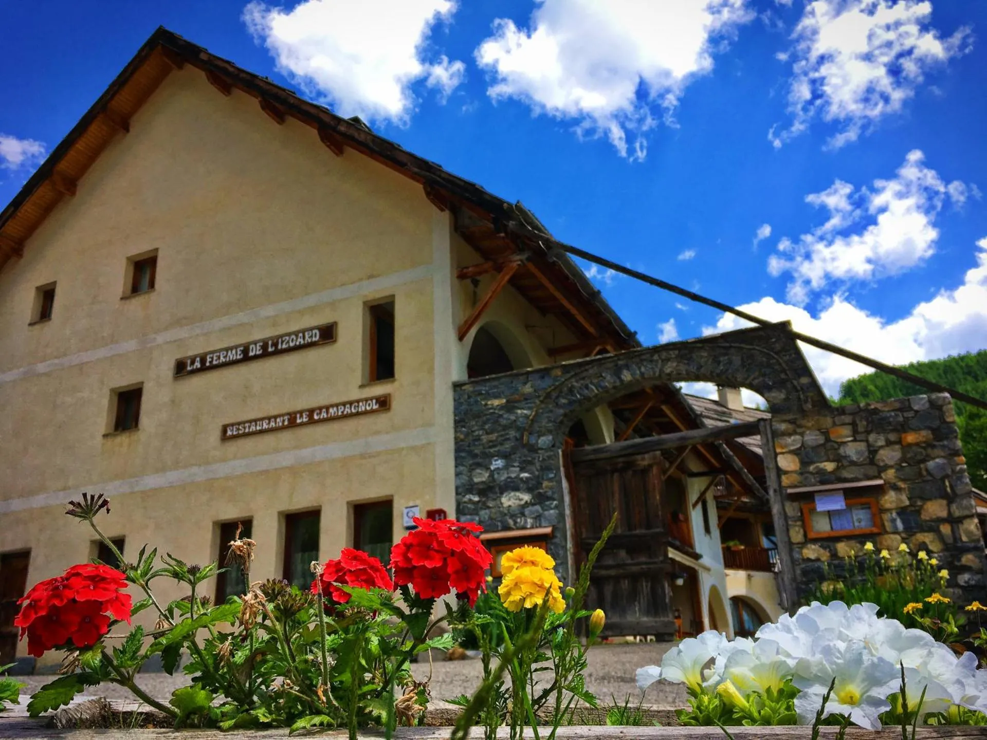 Facade/entrance in Hôtel & Spa La Ferme de l'Izoard