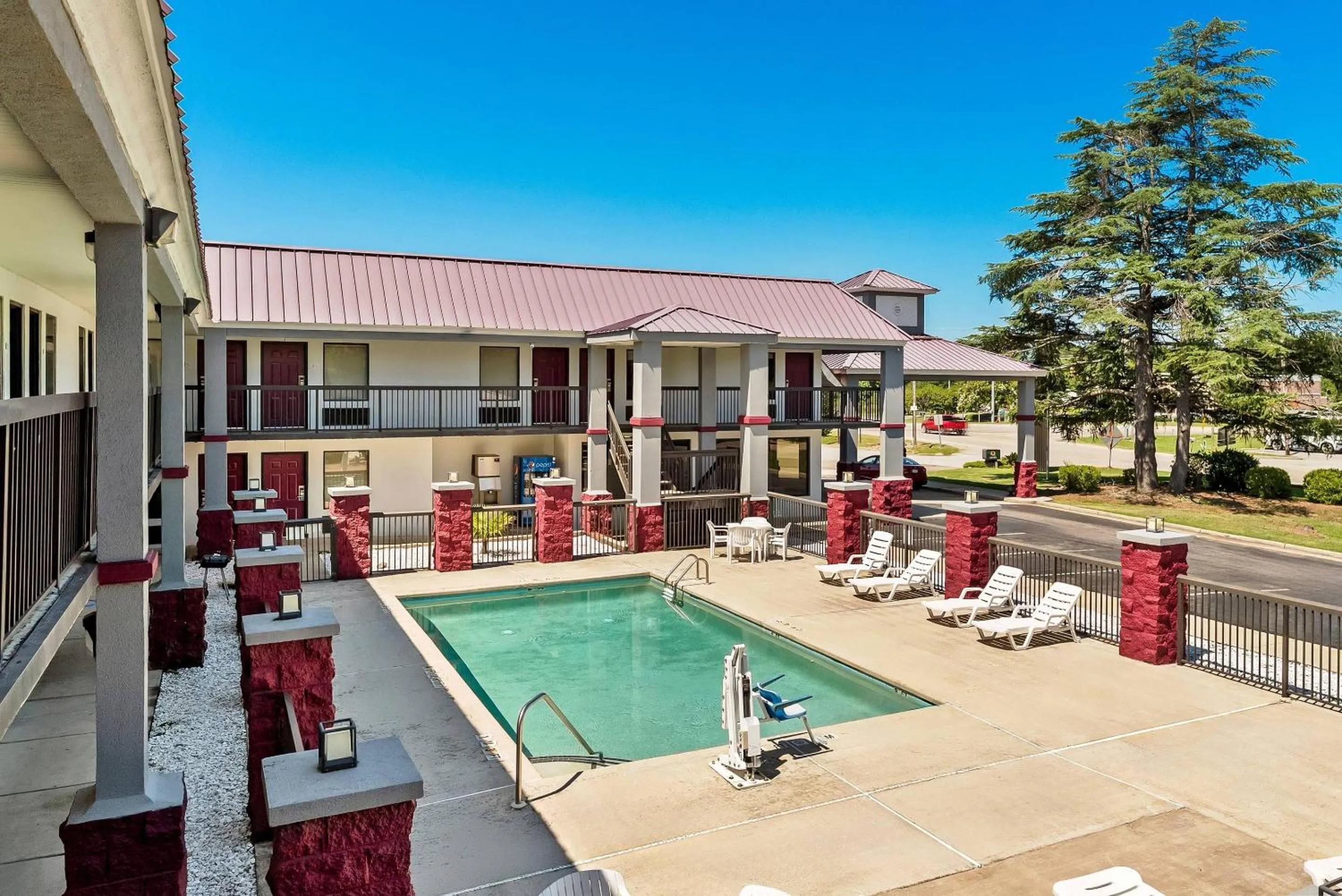 Swimming pool in Quality Inn Aiken North