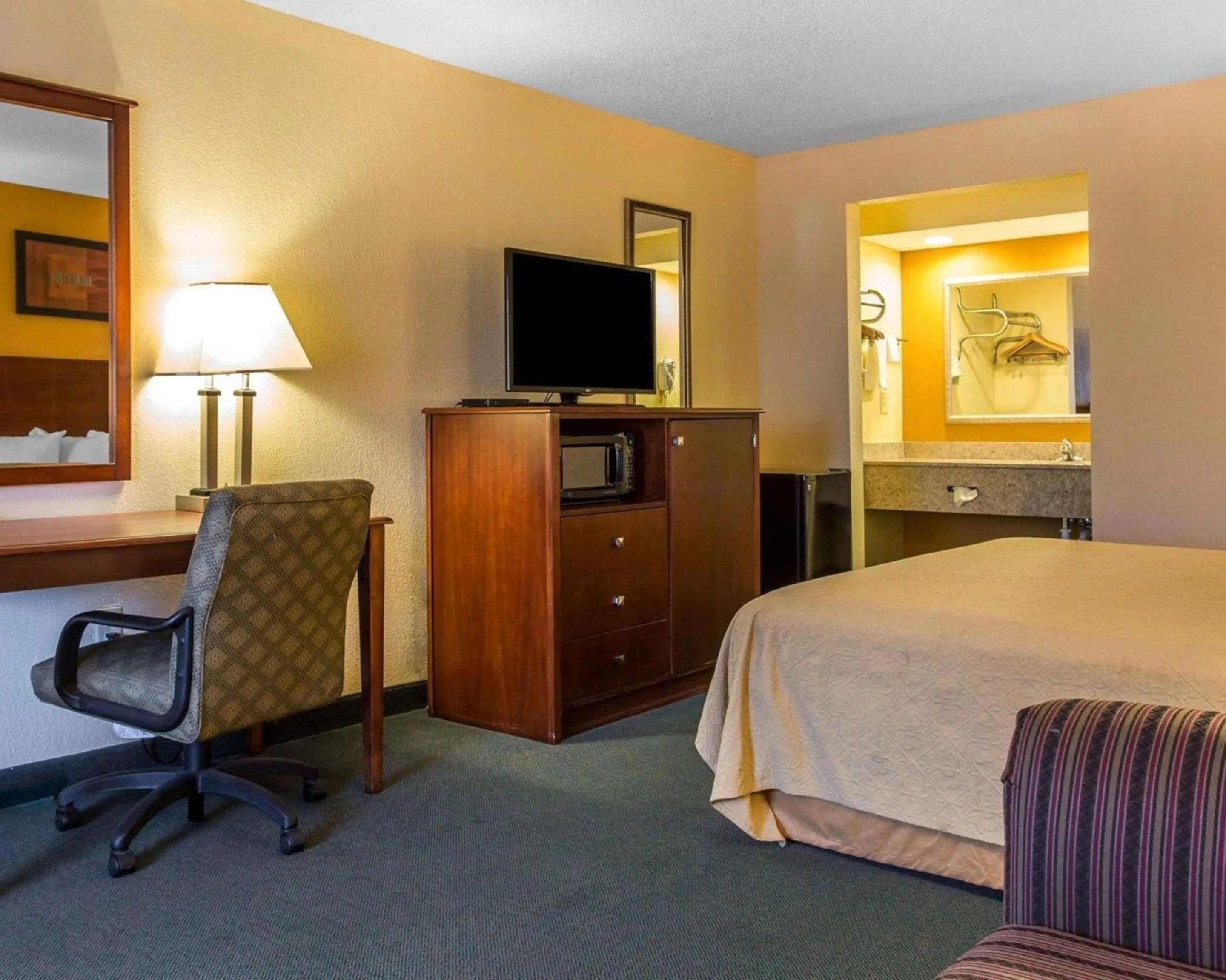 Photo of the whole room, Bed in Quality Inn Aiken North