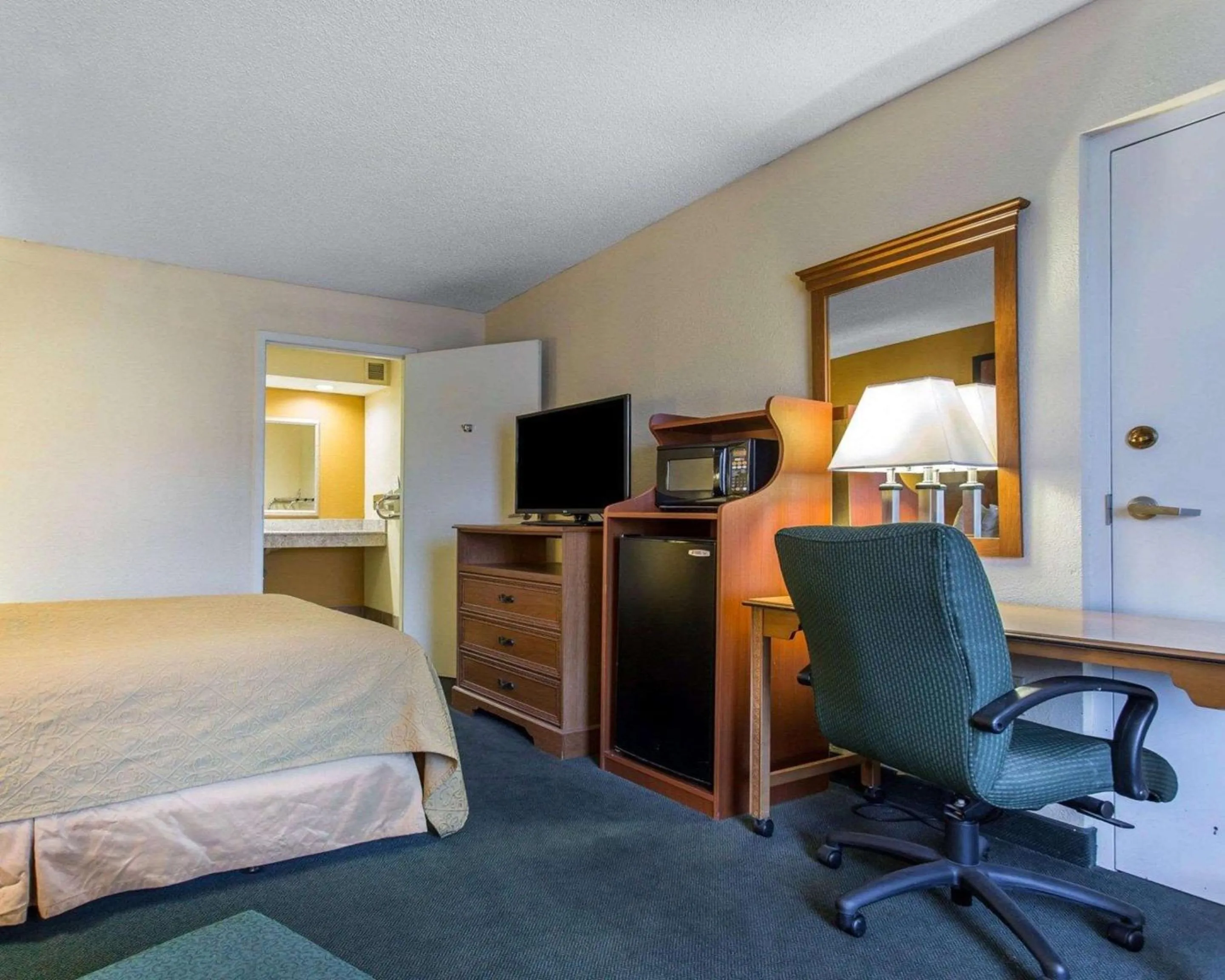 Photo of the whole room, Bed in Quality Inn Aiken North