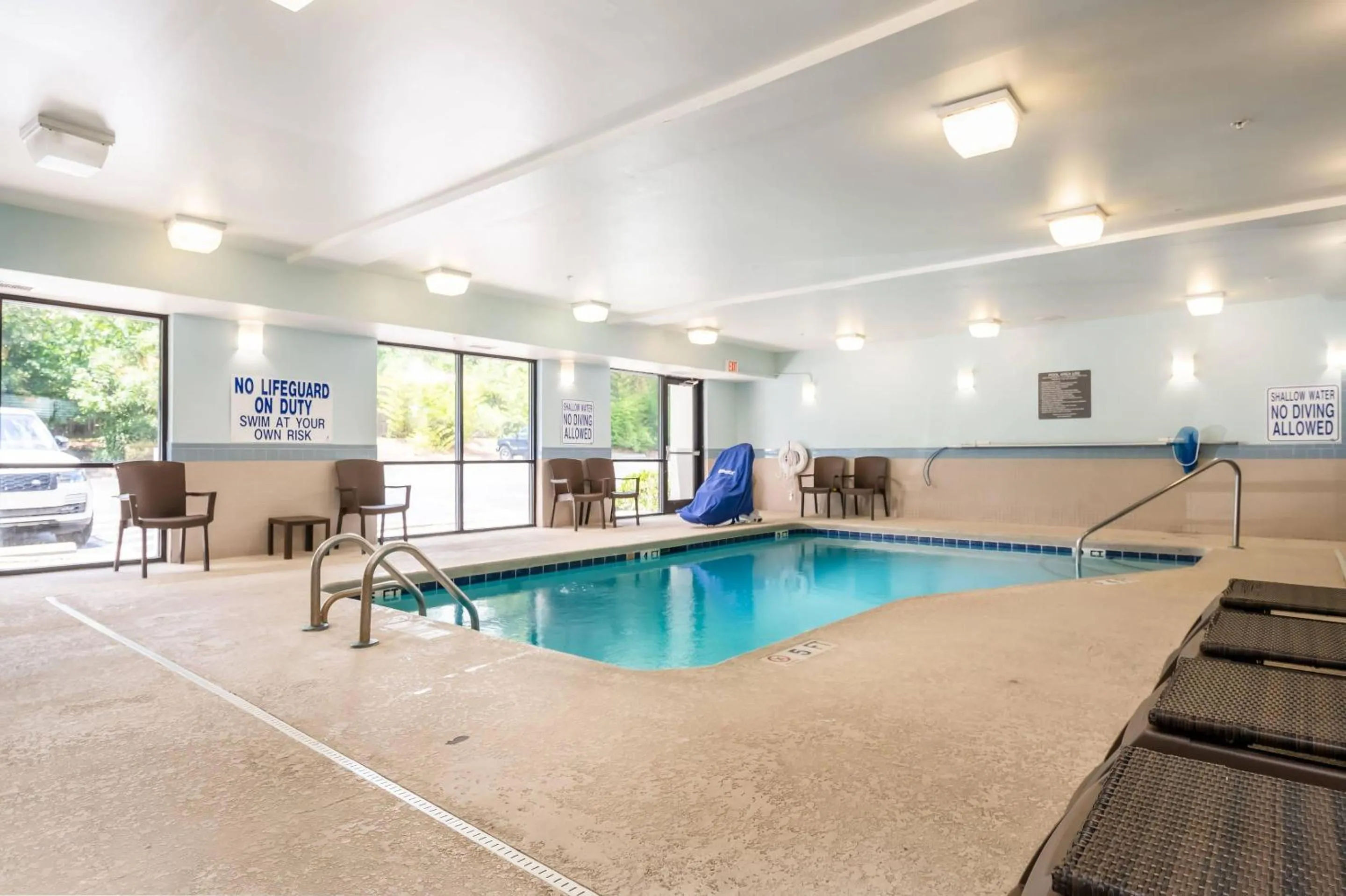 Swimming pool in Comfort Suites Columbia Northeast - Fort Jackson