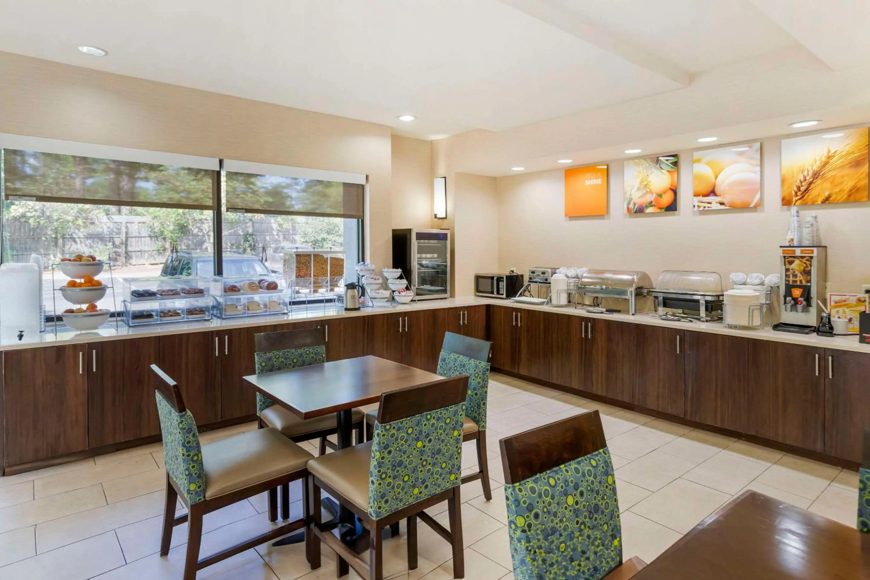 Breakfast in Comfort Suites Columbia Northeast - Fort Jackson