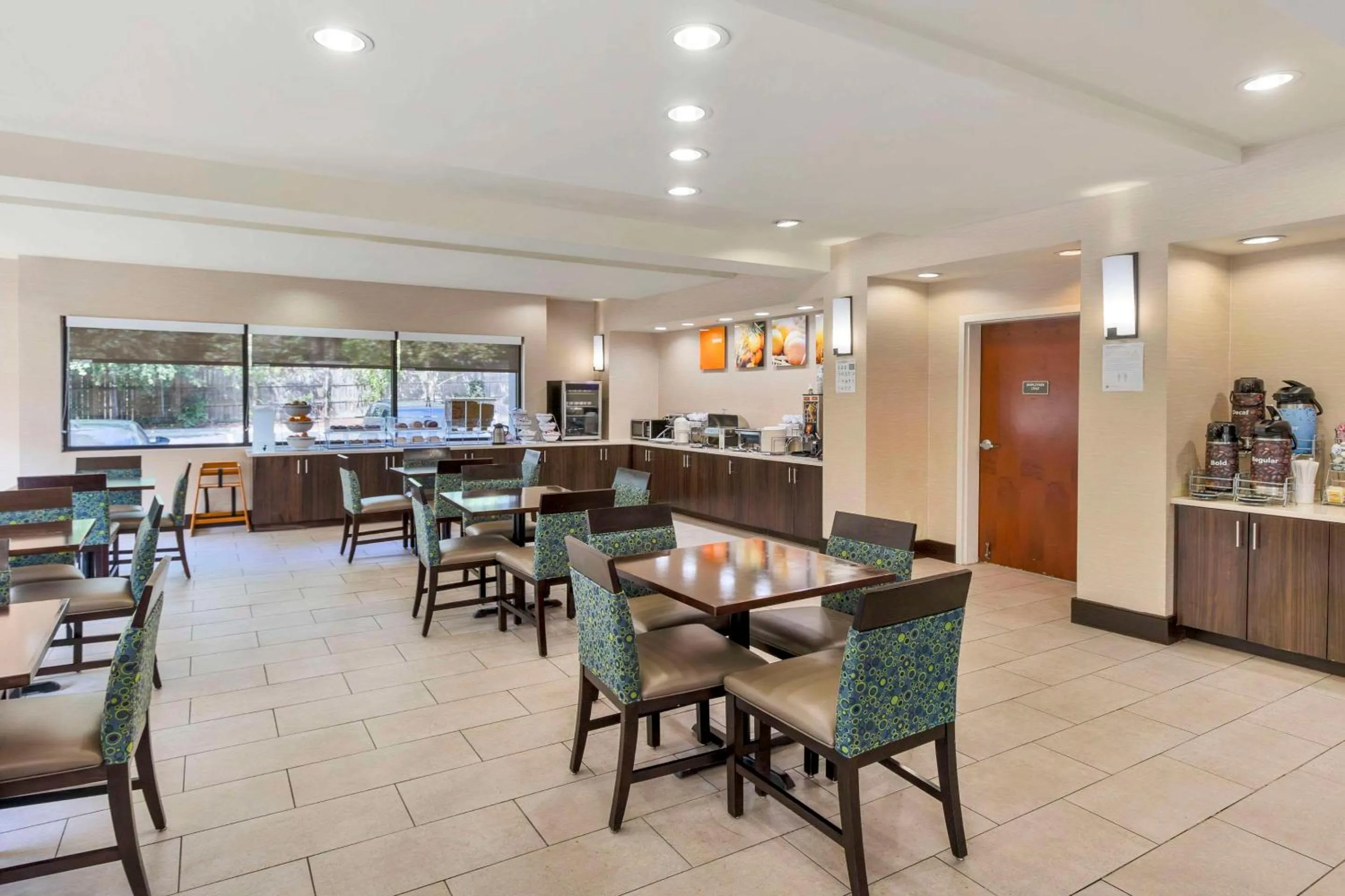 Breakfast in Comfort Suites Columbia Northeast - Fort Jackson