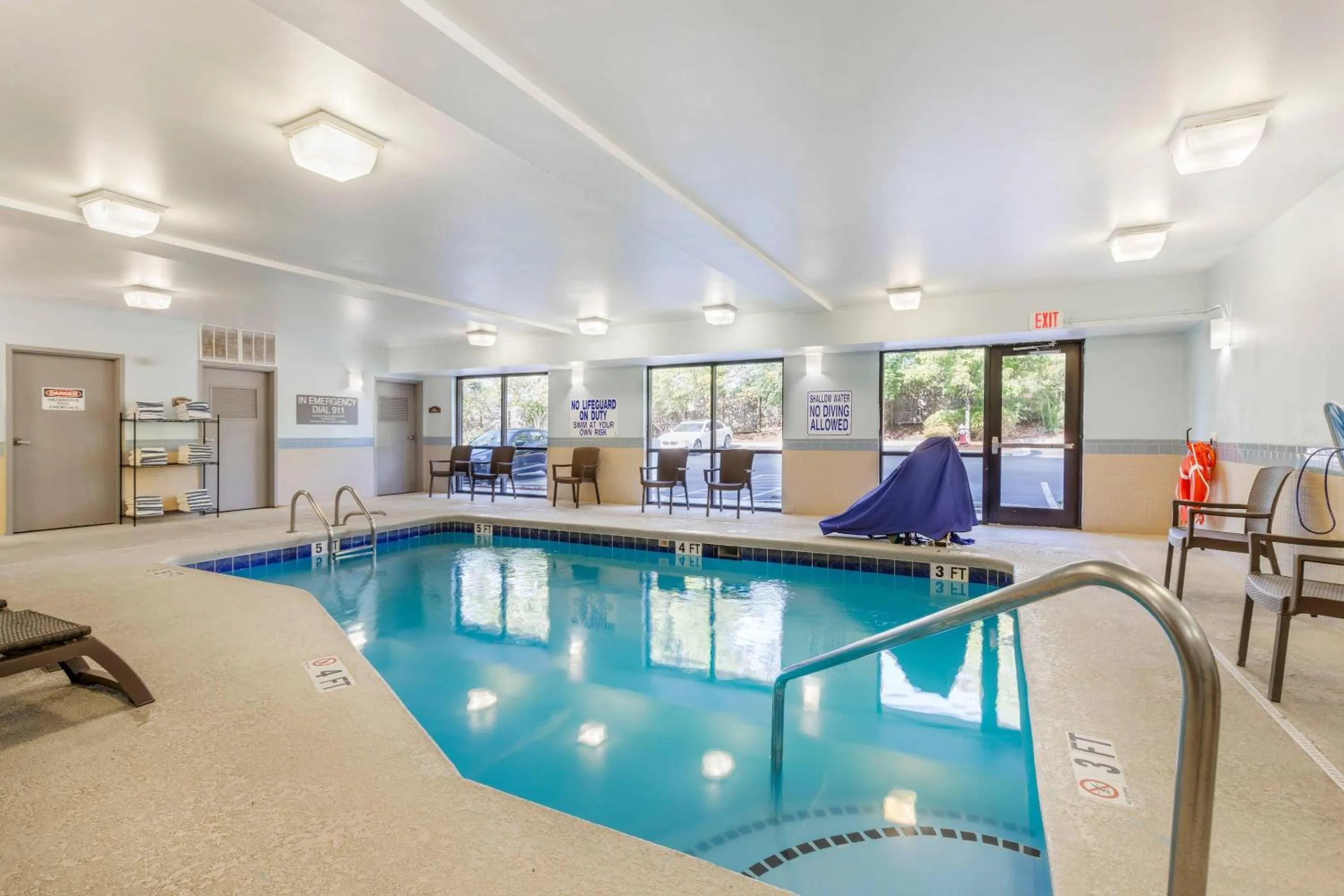 Swimming pool in Comfort Suites Columbia Northeast - Fort Jackson