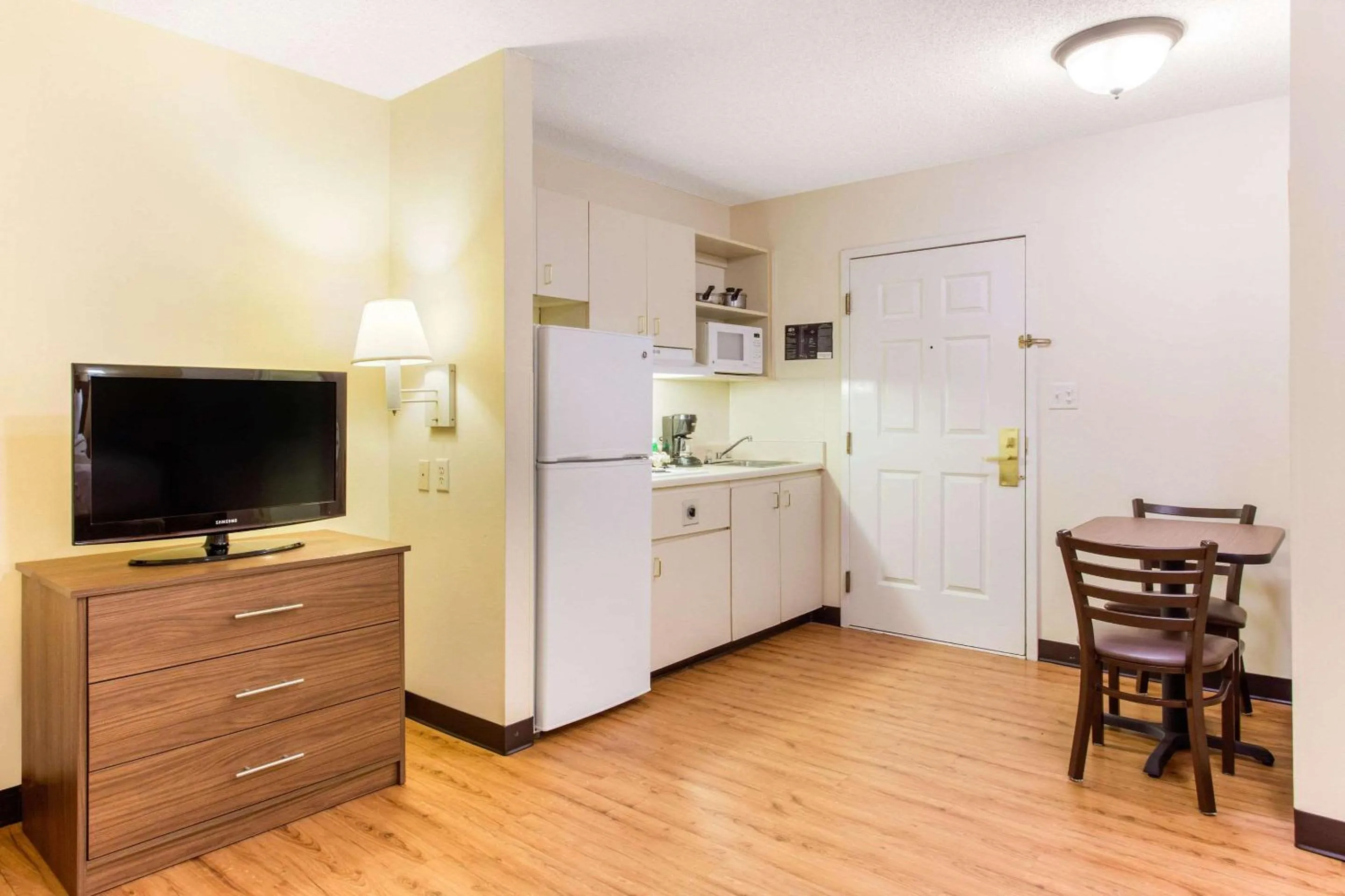 Photo of the whole room in Studio 6 Myrtle Beach, SC