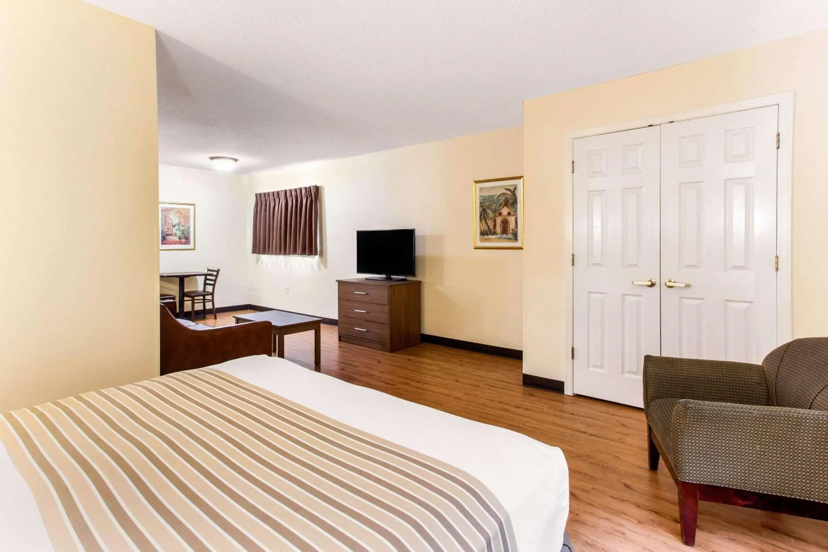 Photo of the whole room, Bed in Studio 6 Myrtle Beach, SC Photo of the whole room, Bed in Studio 6 Myrtle Beach, SC