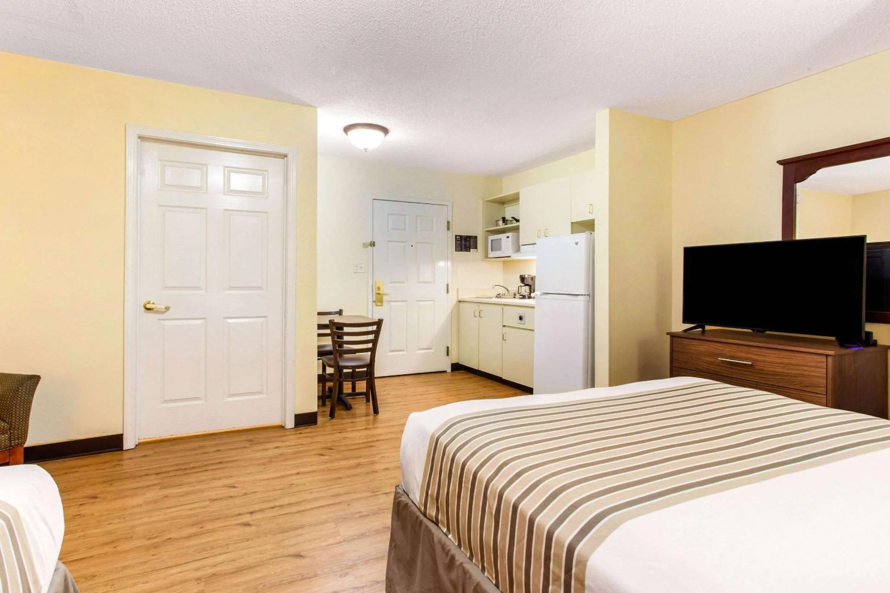 Photo of the whole room, Bed in Studio 6 Myrtle Beach, SC