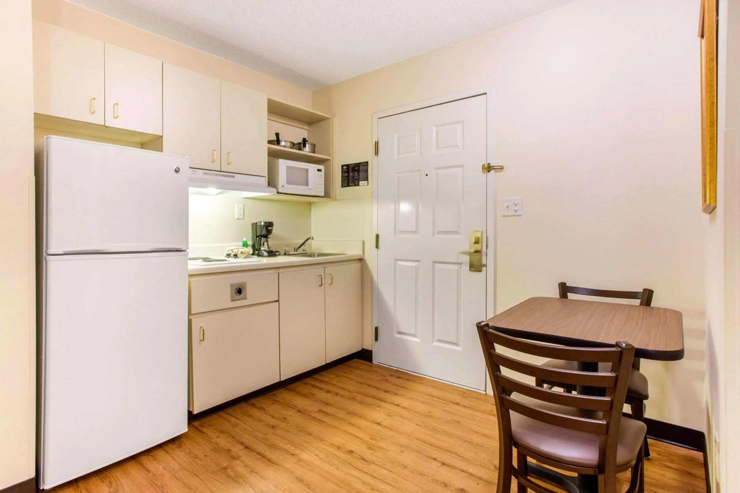 Photo of the whole room in Studio 6 Myrtle Beach, SC