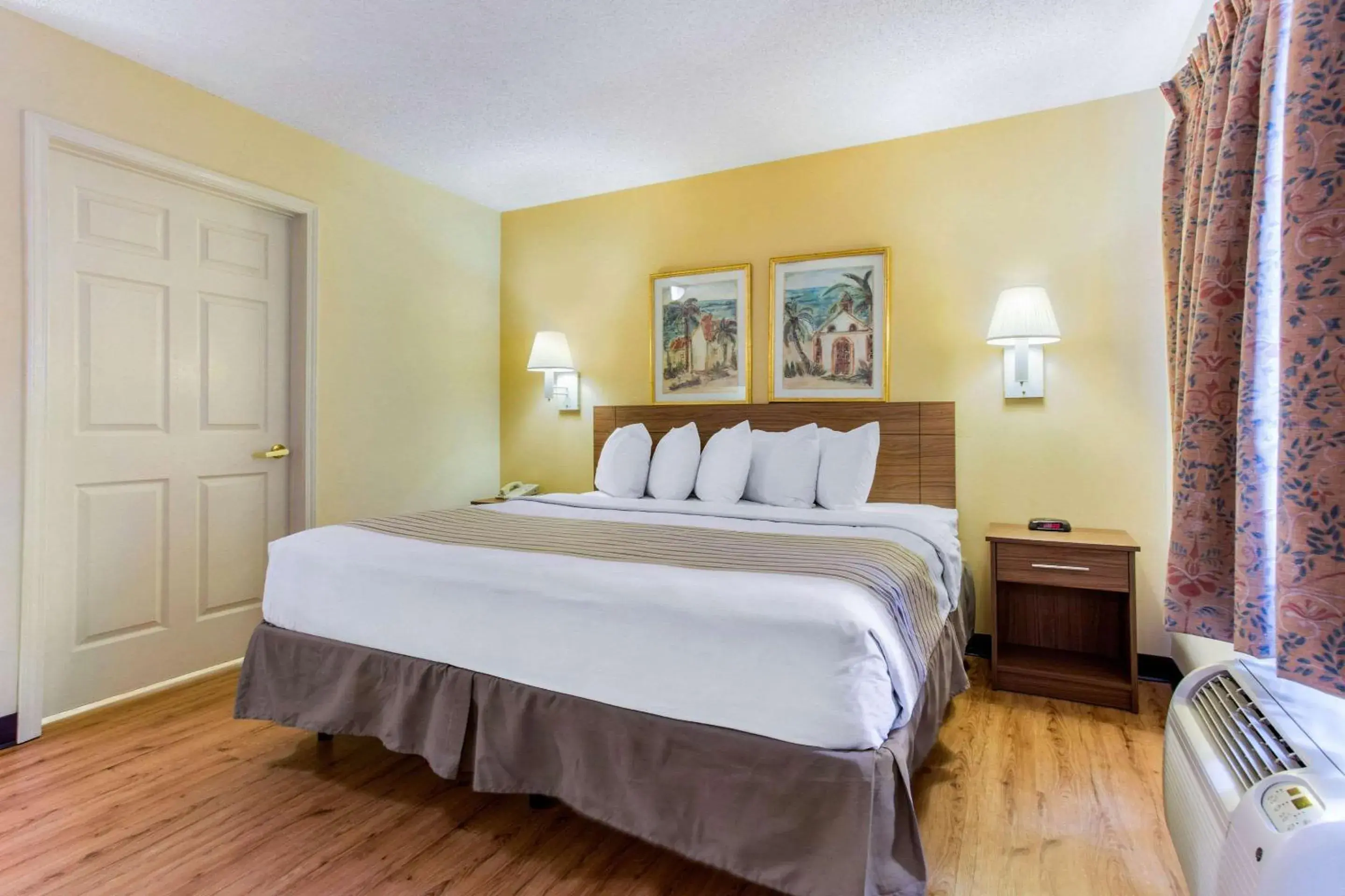 Photo of the whole room, Bed in Studio 6 Myrtle Beach, SC Photo of the whole room, Bed in Studio 6 Myrtle Beach, SC