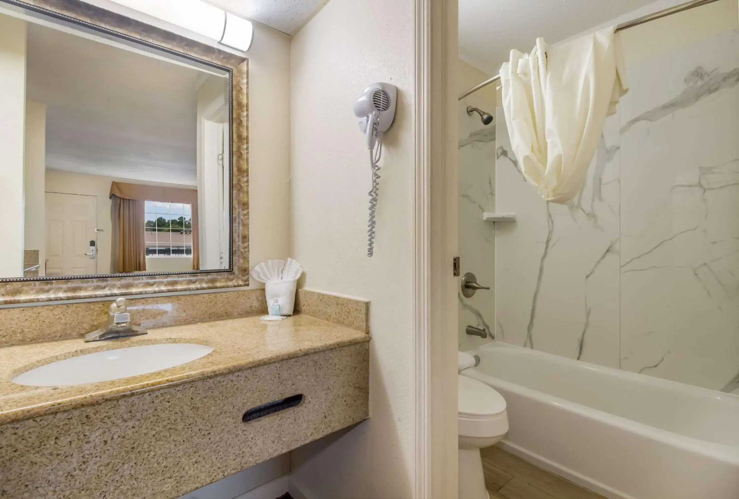 Bedroom in Suburban Studios Florence I-95 Bedroom in Suburban Studios Florence I-95