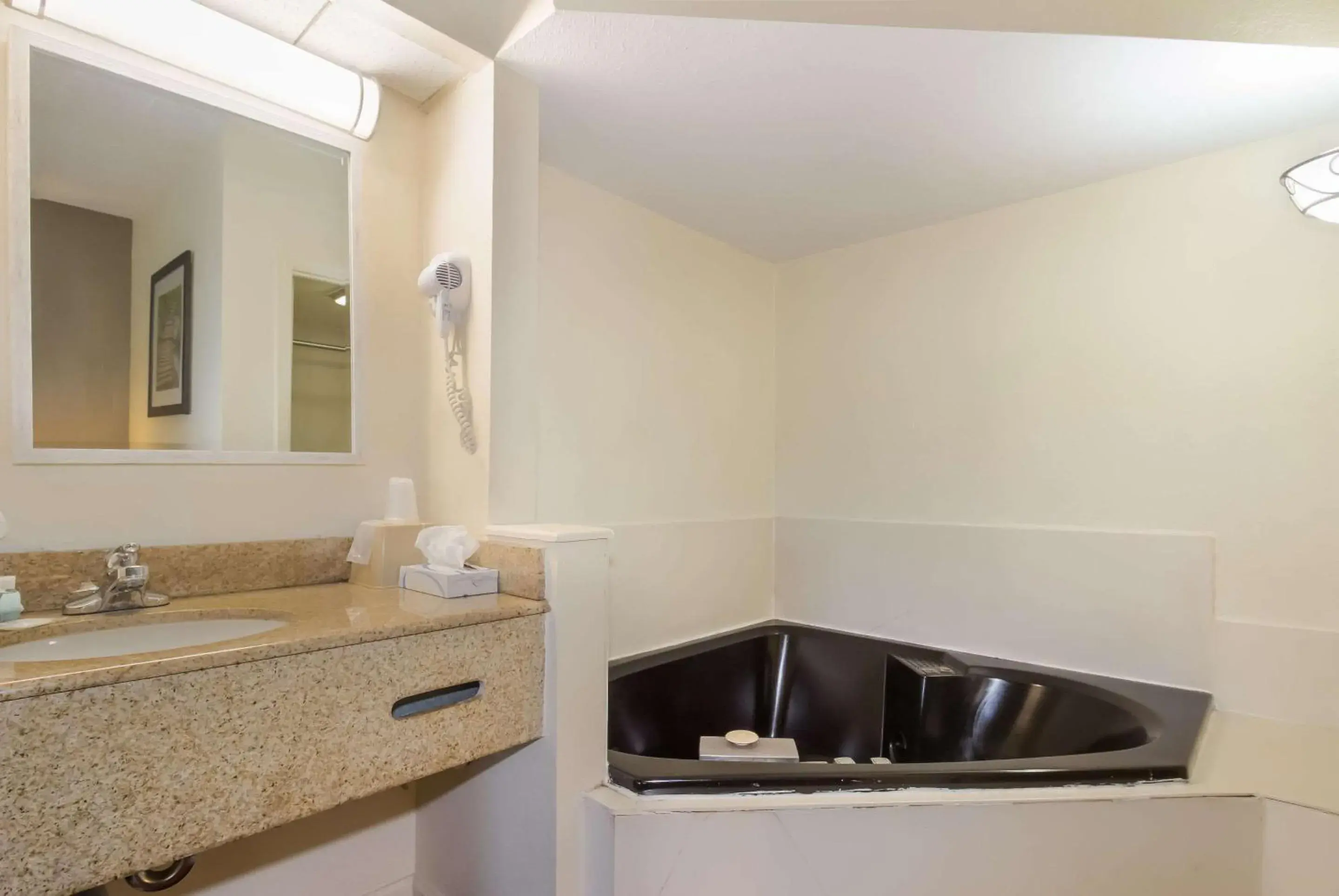 Bedroom in Suburban Studios Florence I-95 Bedroom in Suburban Studios Florence I-95