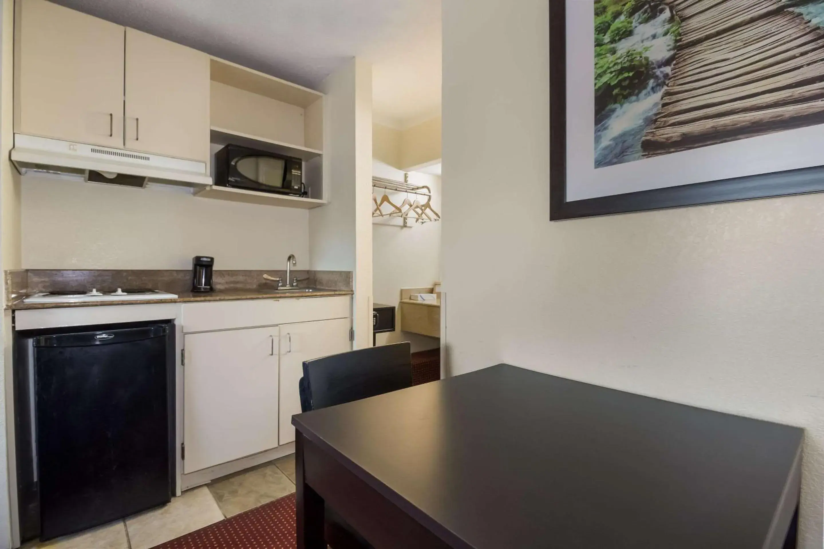 Bedroom in Suburban Studios Florence I-95 Bedroom in Suburban Studios Florence I-95