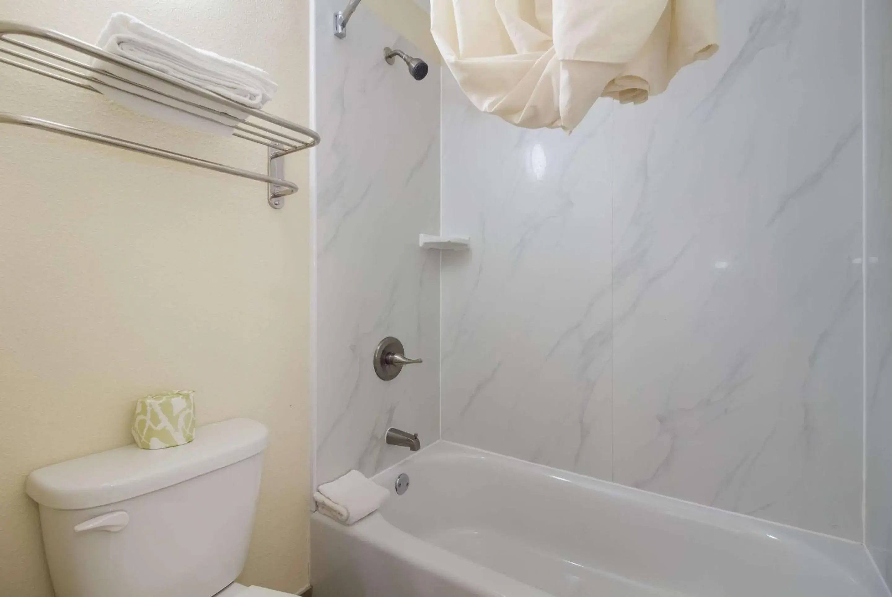 Bedroom in Suburban Studios Florence I-95 Bedroom in Suburban Studios Florence I-95