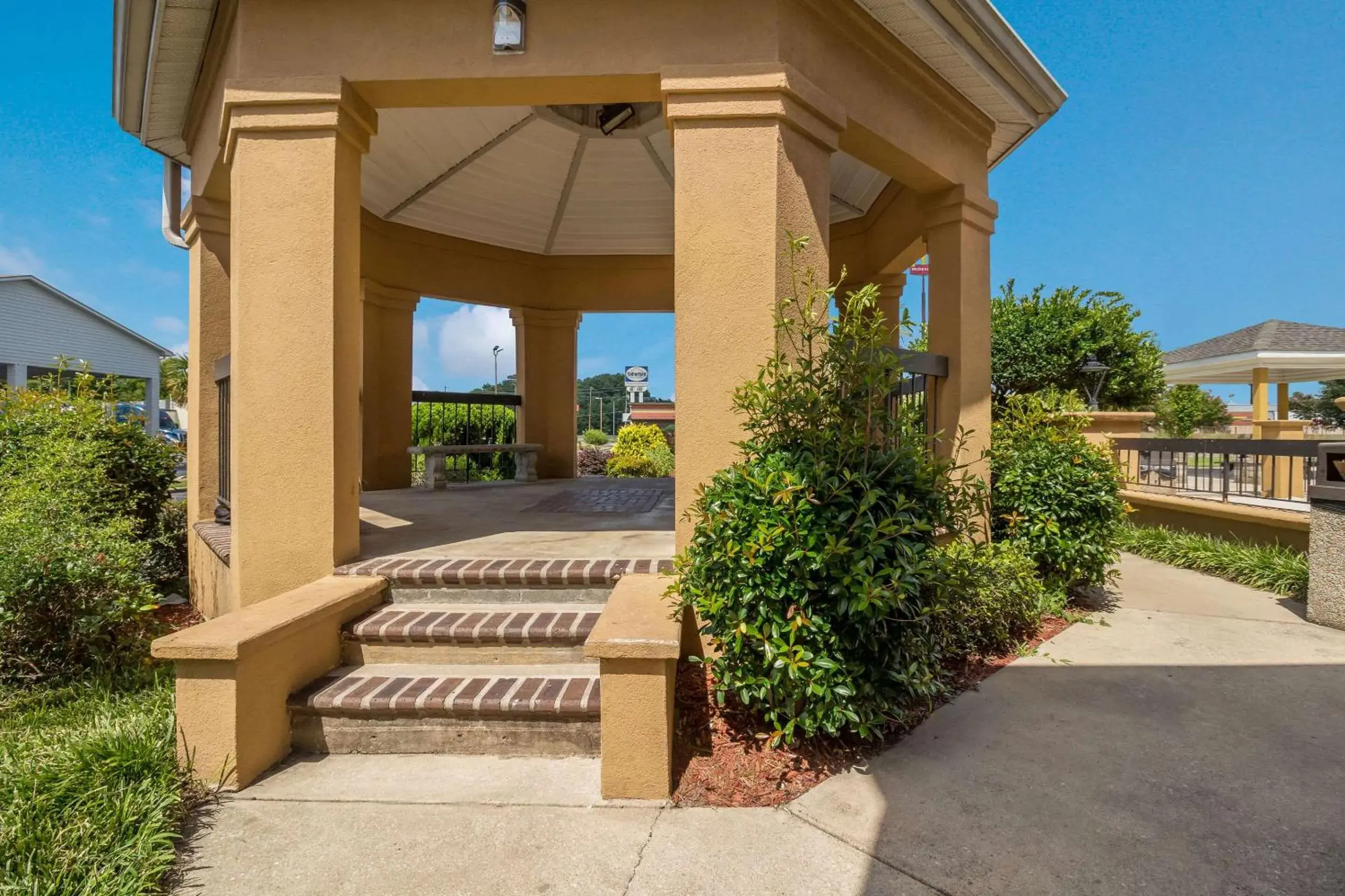 Property building in Suburban Studios Florence I-95 Property building in Suburban Studios Florence I-95