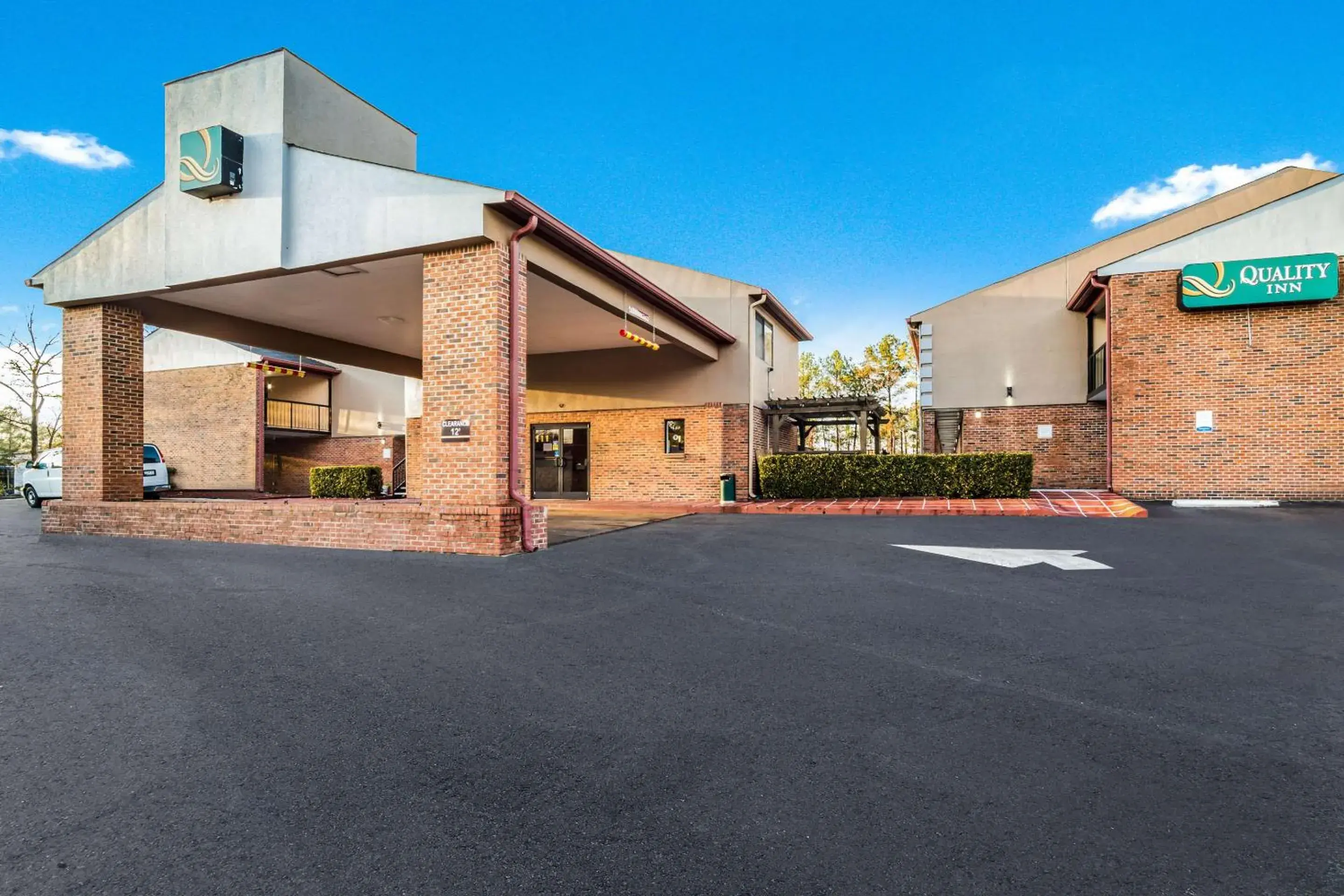 Property building in Quality Inn Columbia Airport Property building in Quality Inn Columbia Airport