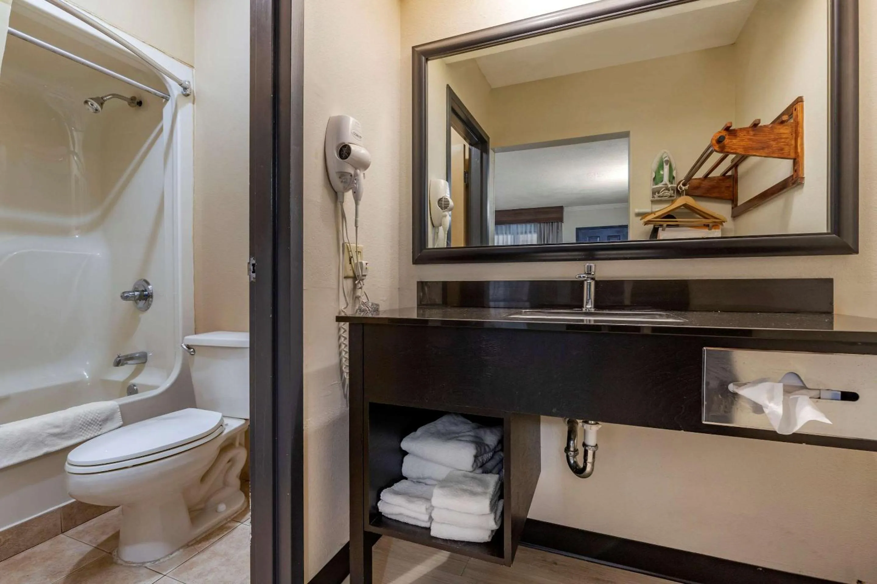 Bedroom in Quality Inn & Suites Ft Jackson Maingate