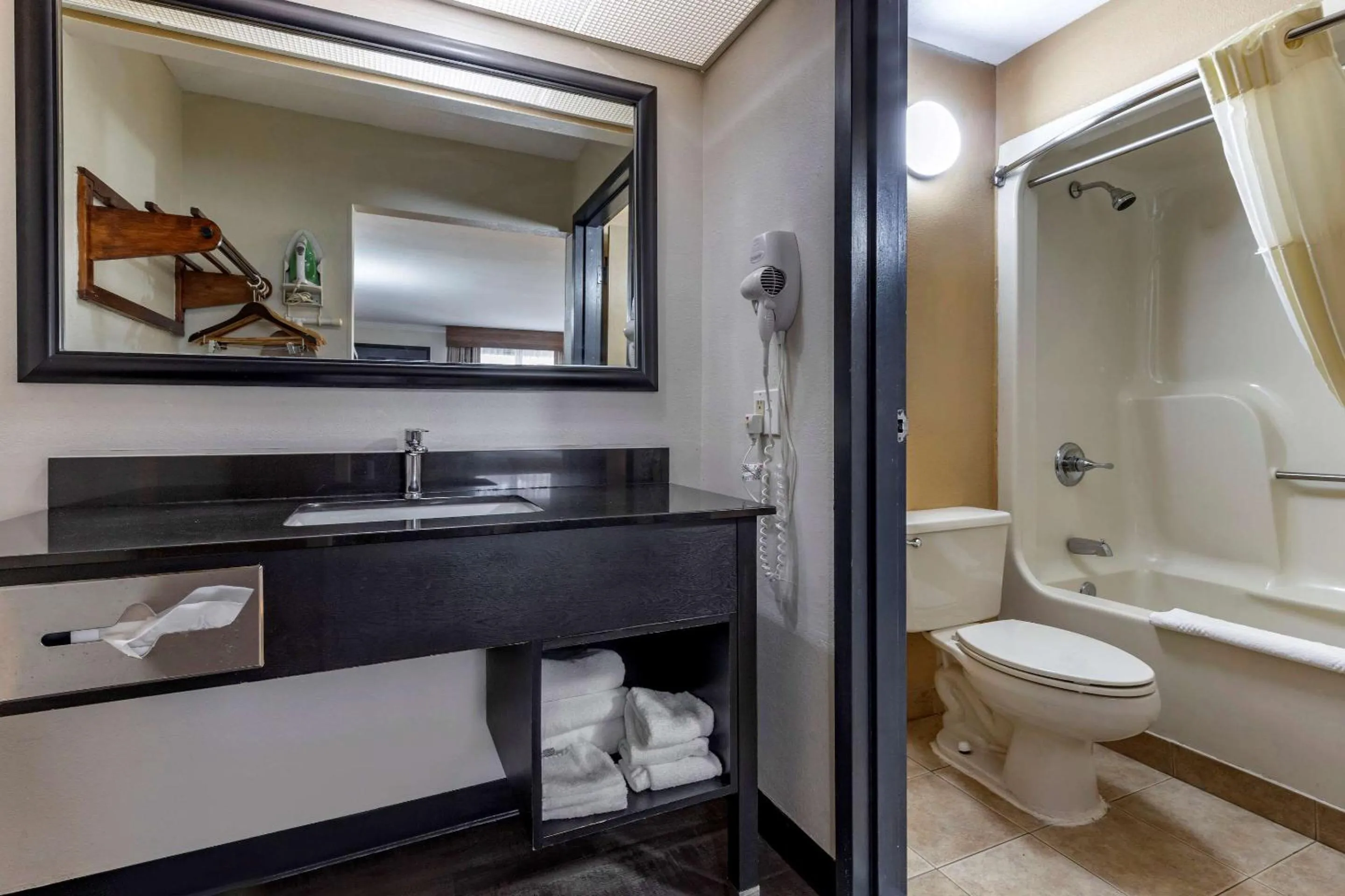 Bedroom in Quality Inn & Suites Ft Jackson Maingate