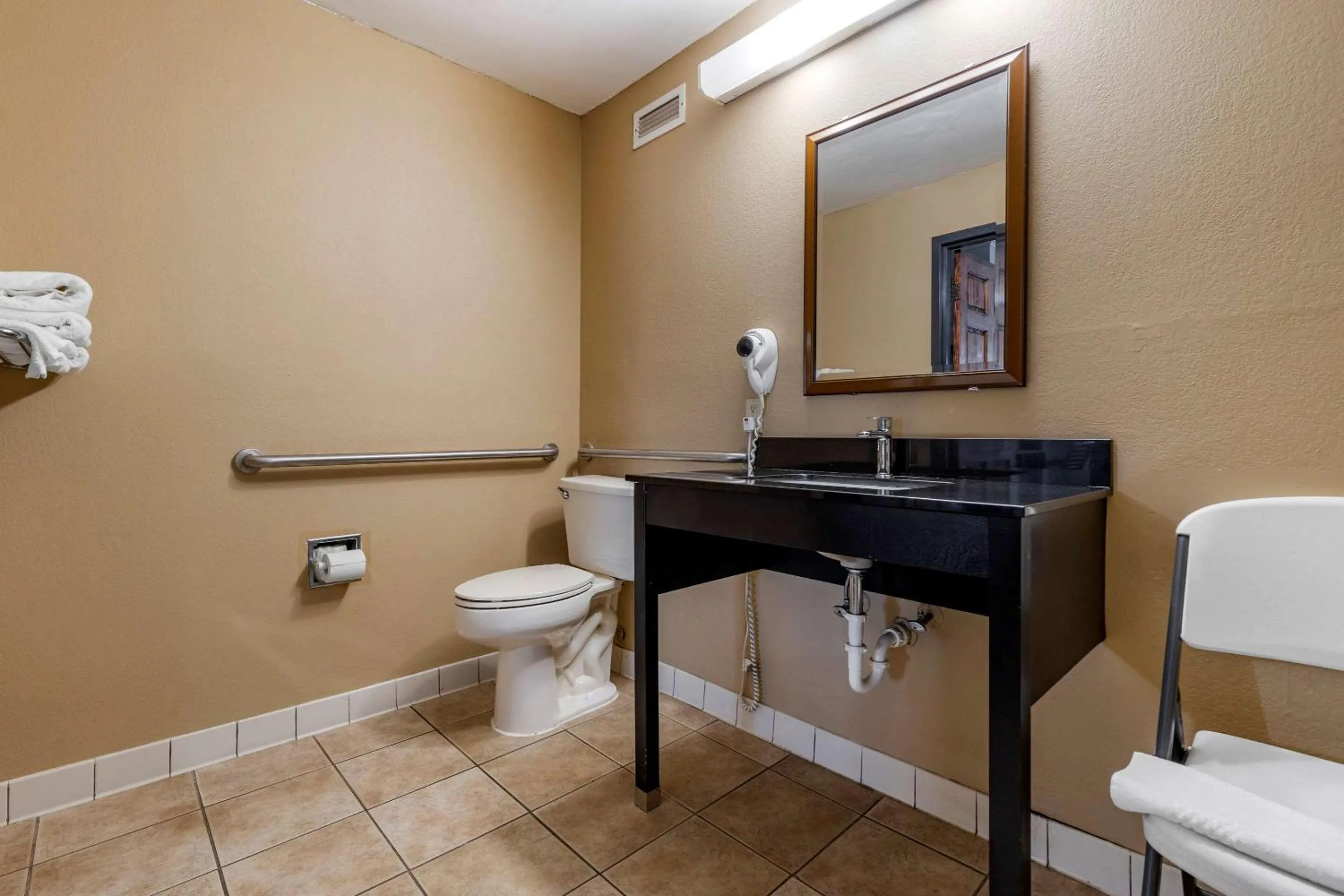 Bedroom in Quality Inn & Suites Ft Jackson Maingate