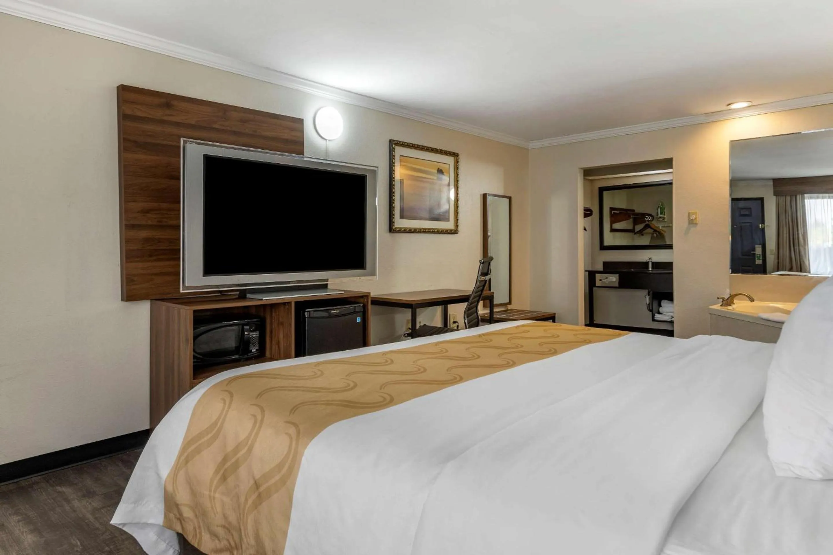 Bedroom, Bed in Quality Inn & Suites Ft Jackson Maingate