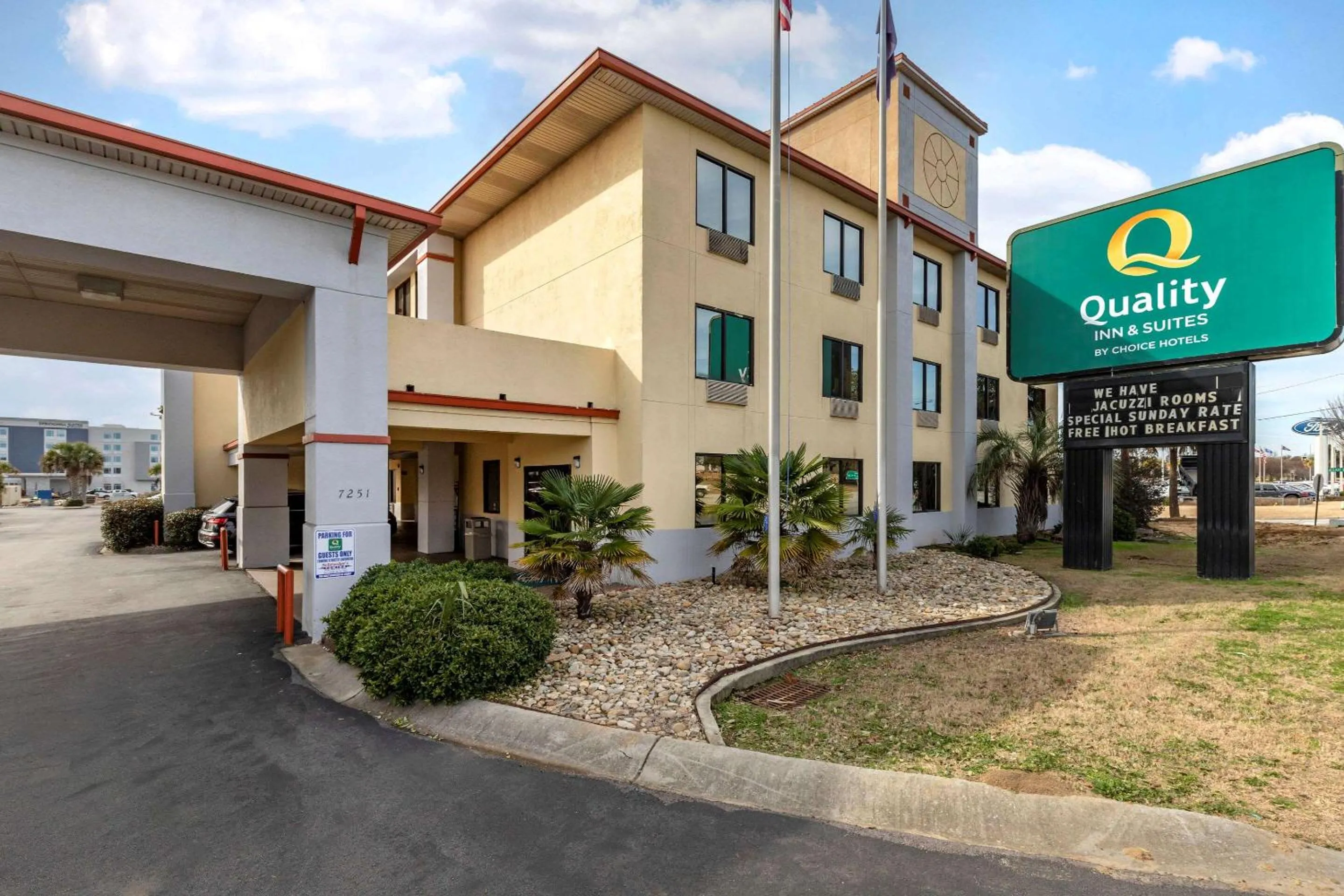 Property building in Quality Inn & Suites Ft Jackson Maingate
