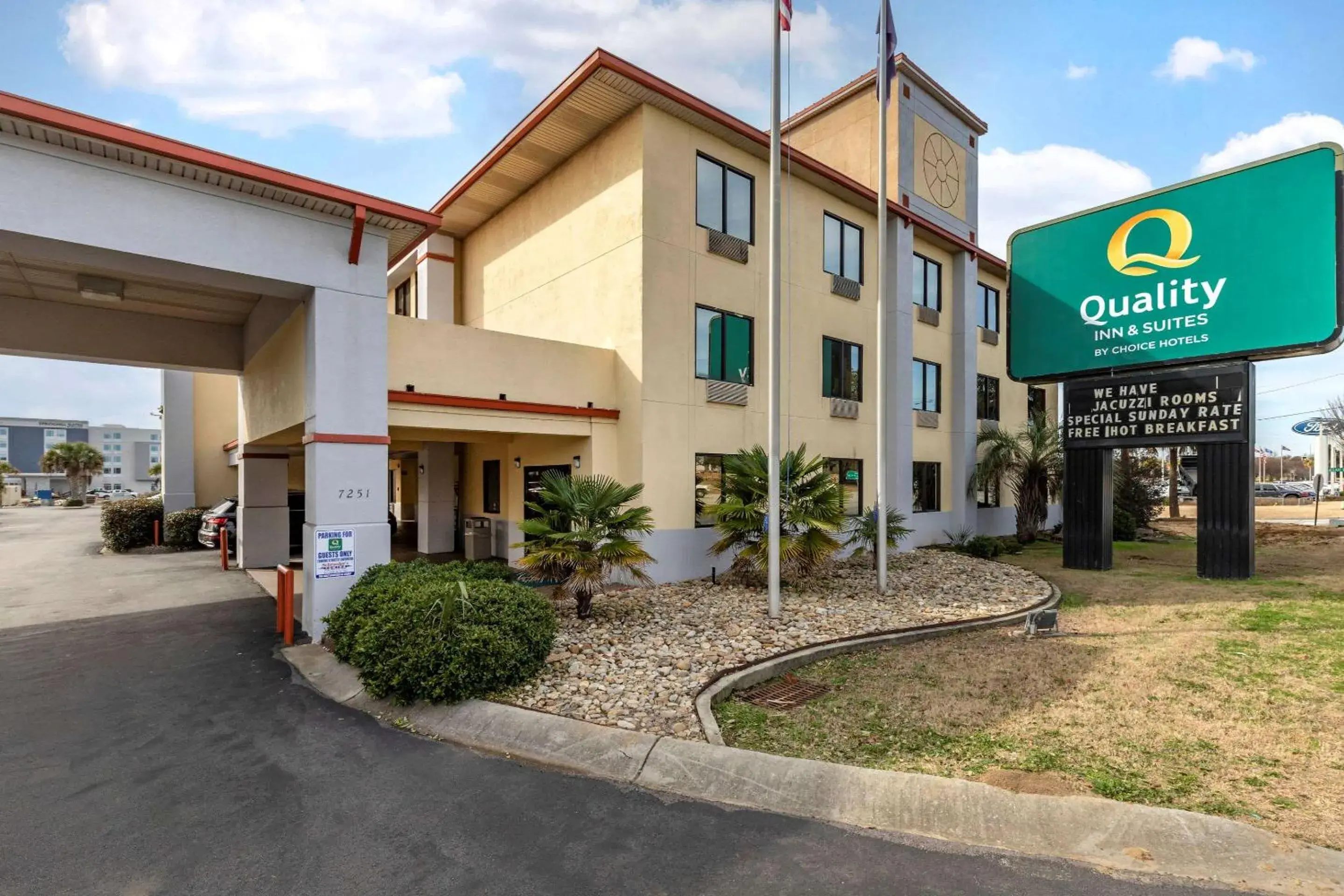 Property building in Quality Inn & Suites Ft Jackson Maingate Property building in Quality Inn & Suites Ft Jackson Maingate