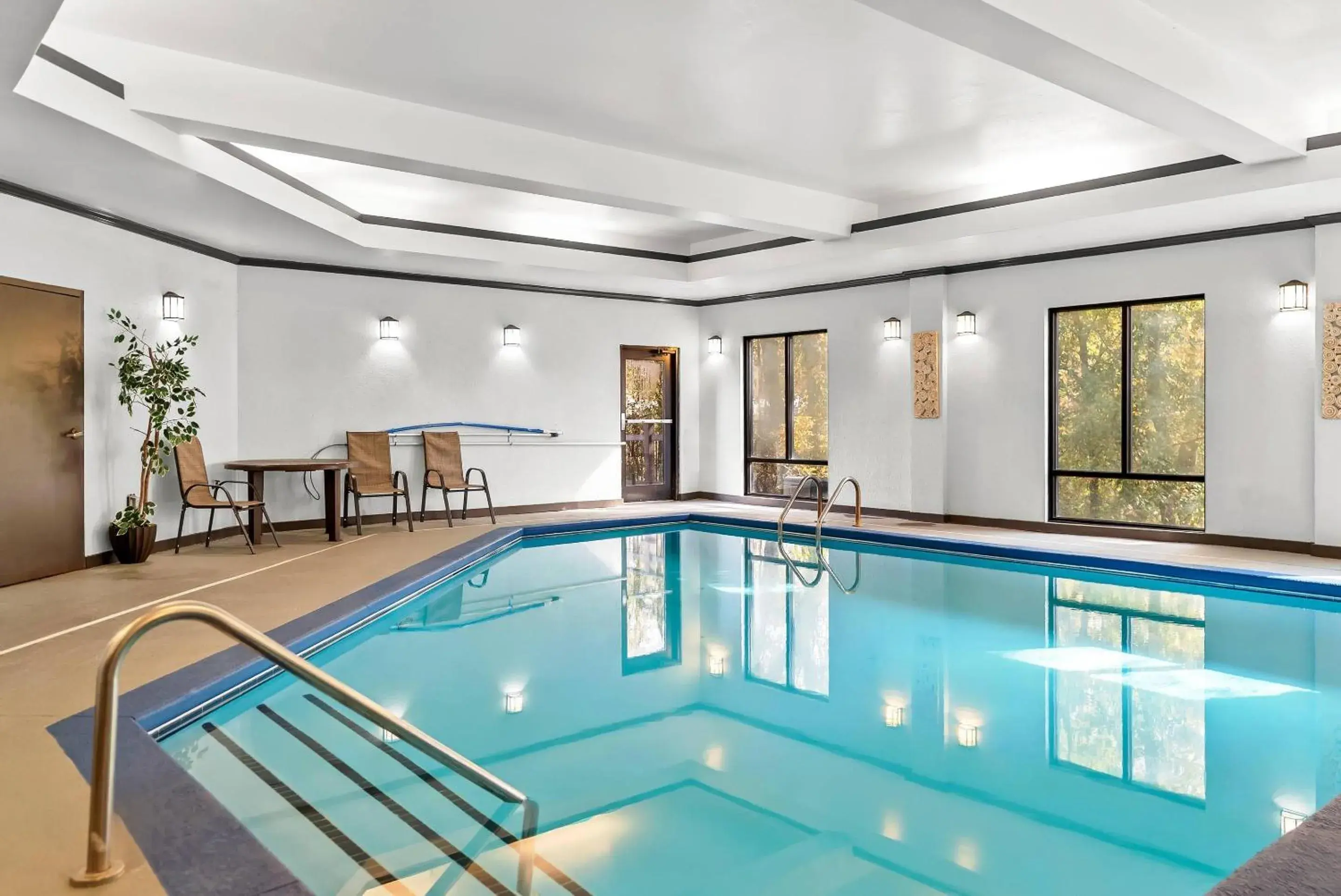 Swimming pool in Comfort Suites Simpsonville - Greenville Swimming pool in Comfort Suites Simpsonville - Greenville