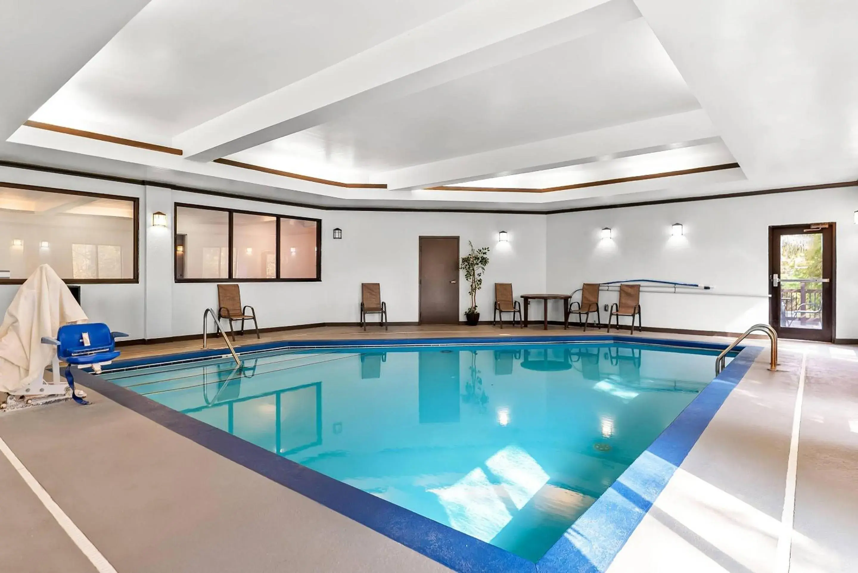 Swimming pool in Comfort Suites Simpsonville - Greenville Swimming pool in Comfort Suites Simpsonville - Greenville