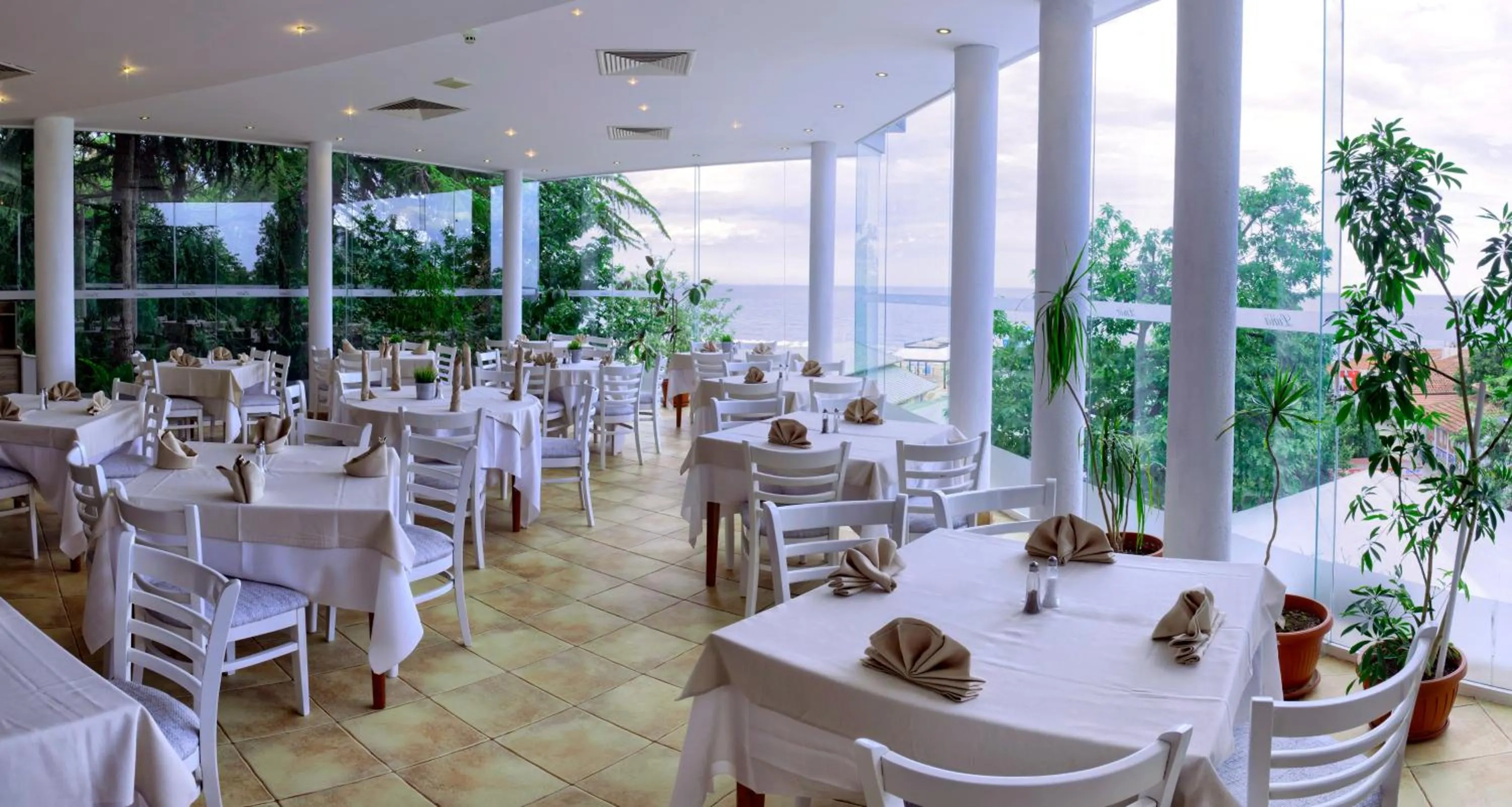Restaurant/places to eat in Luna Beach Hotel - All Inclusive