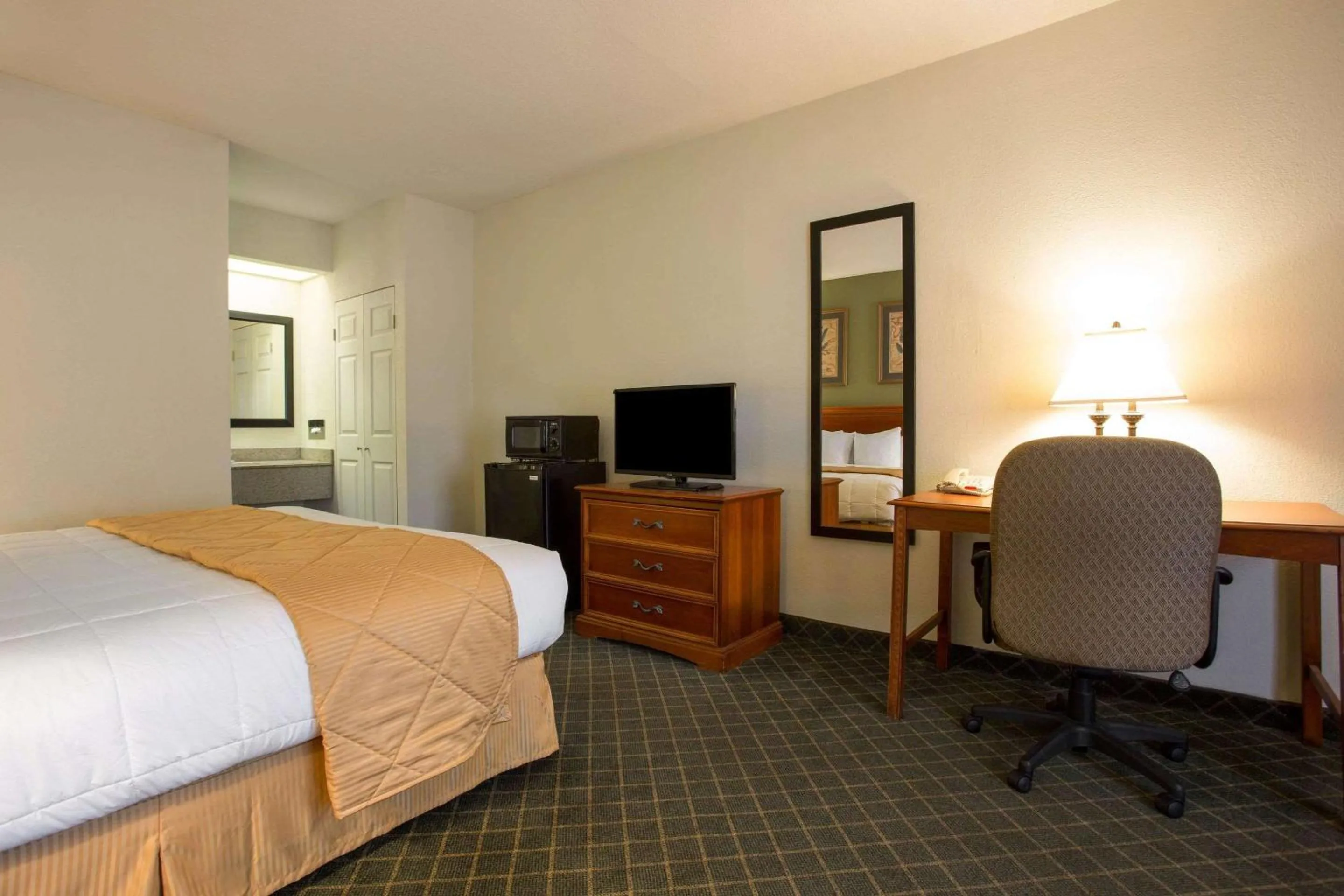 Bedroom, Bed in Clarion Inn & Suites Aiken South