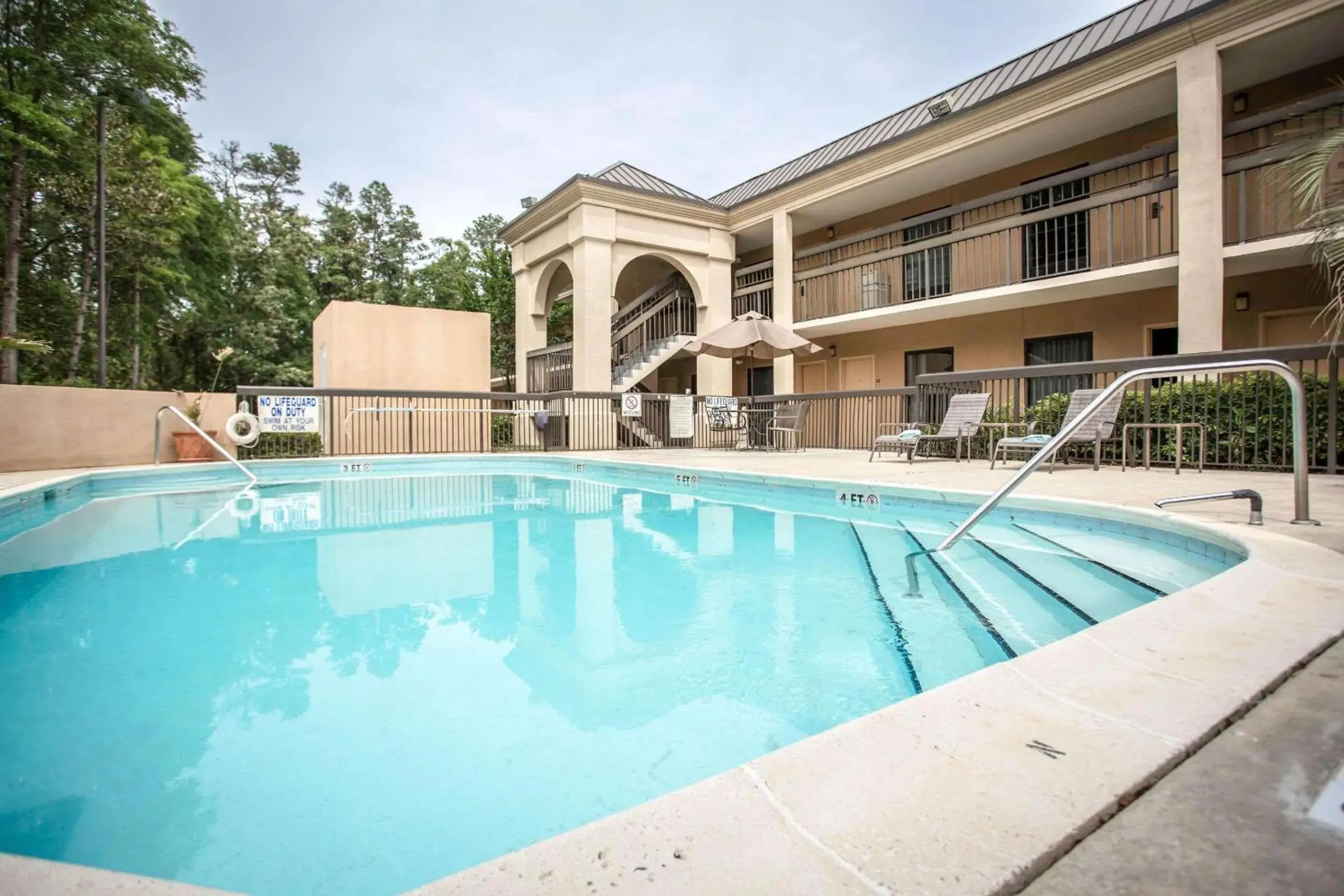 Swimming pool in Clarion Inn & Suites Aiken South Swimming pool in Clarion Inn & Suites Aiken South