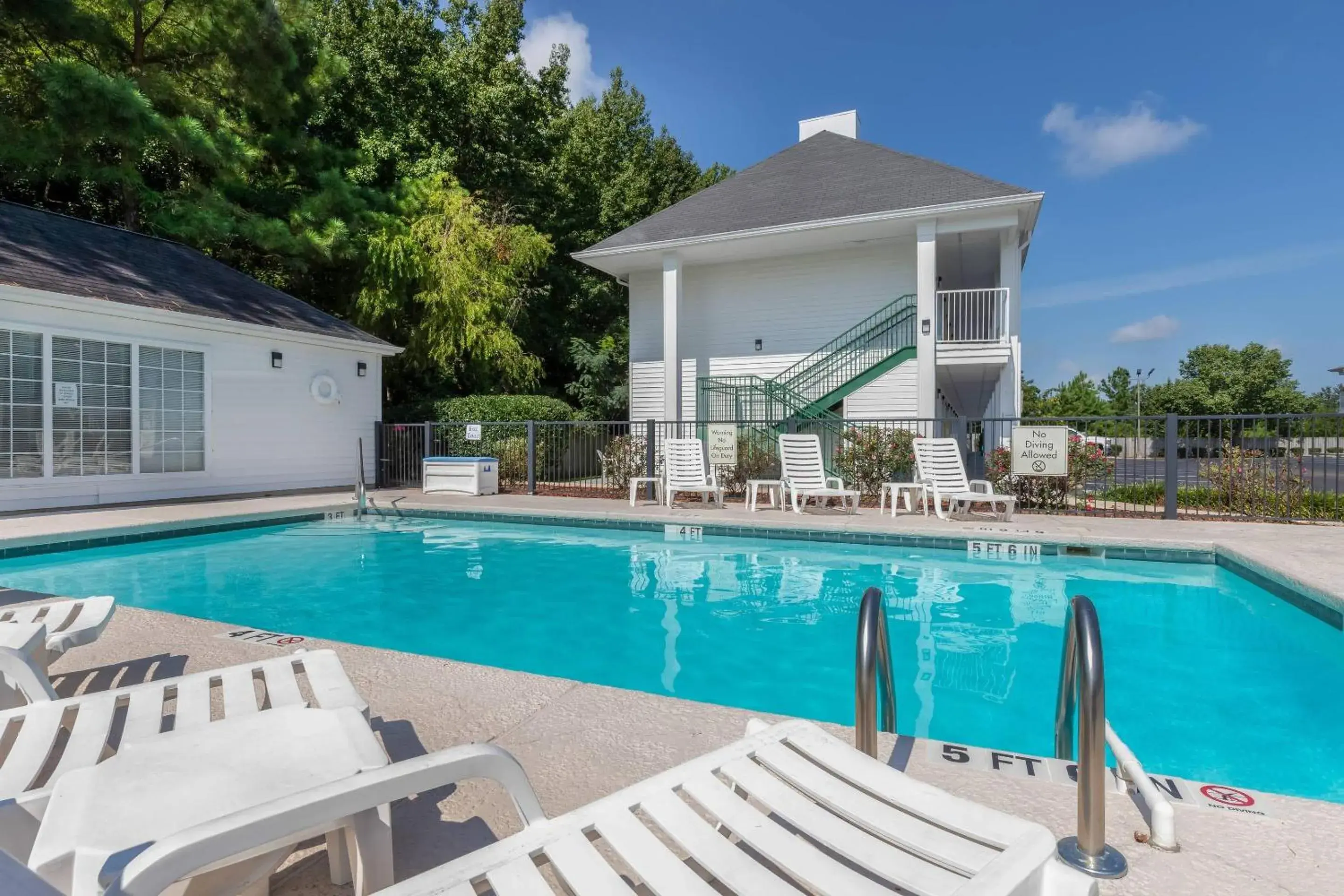 Swimming pool in Quality Inn Cheraw Swimming pool in Quality Inn Cheraw