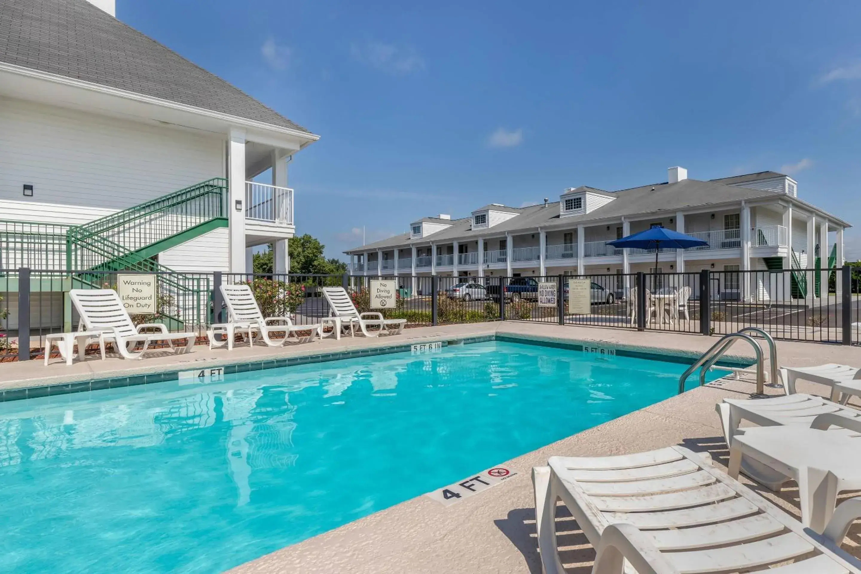 Swimming pool in Quality Inn Cheraw Swimming pool in Quality Inn Cheraw