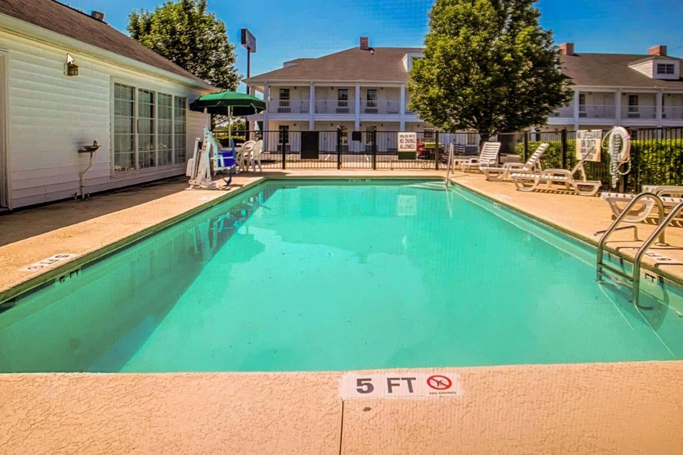 Swimming pool in Quality Inn Seneca Clemson Area U S 123