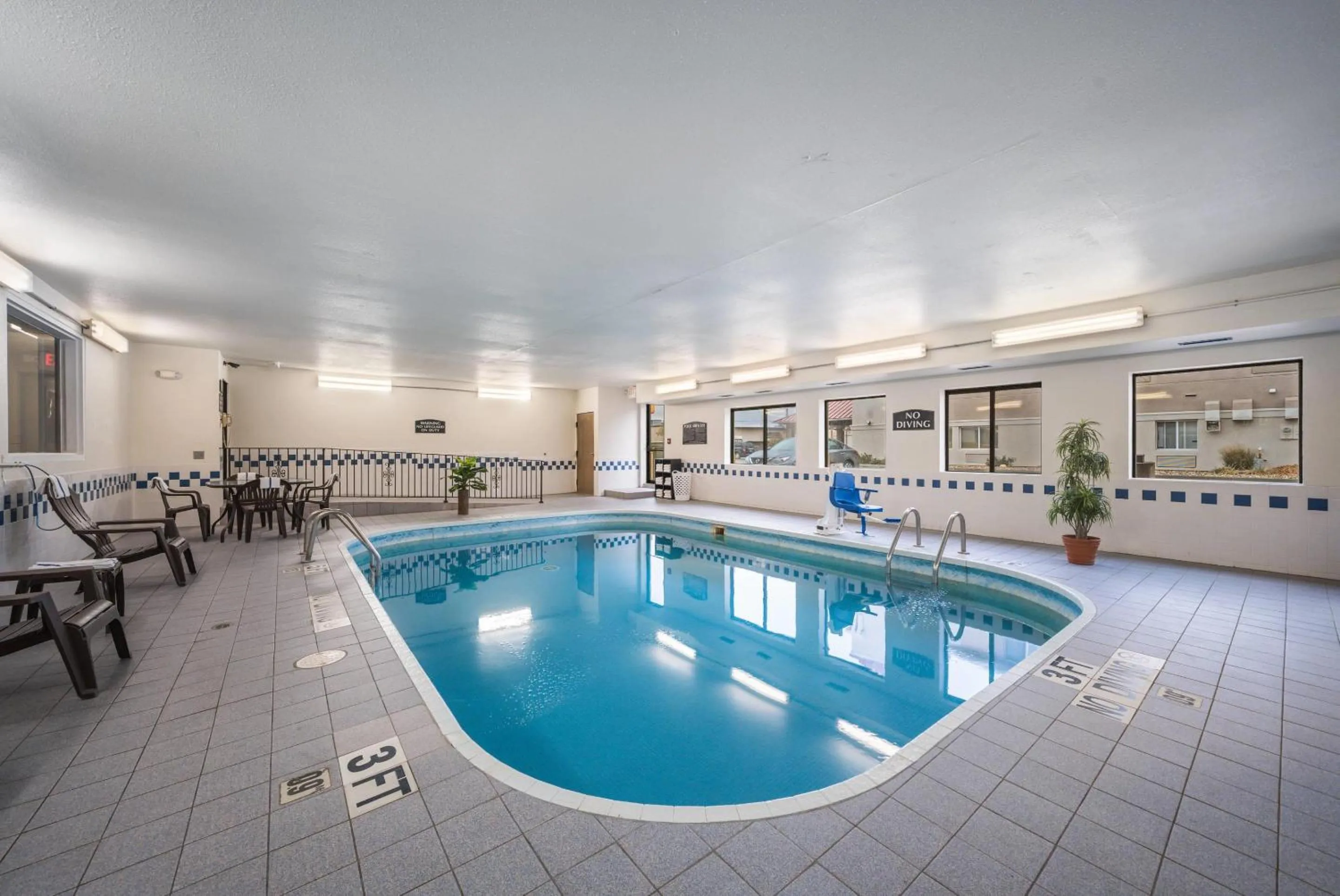 Swimming pool in Quality Inn & Suites Sioux Falls South
