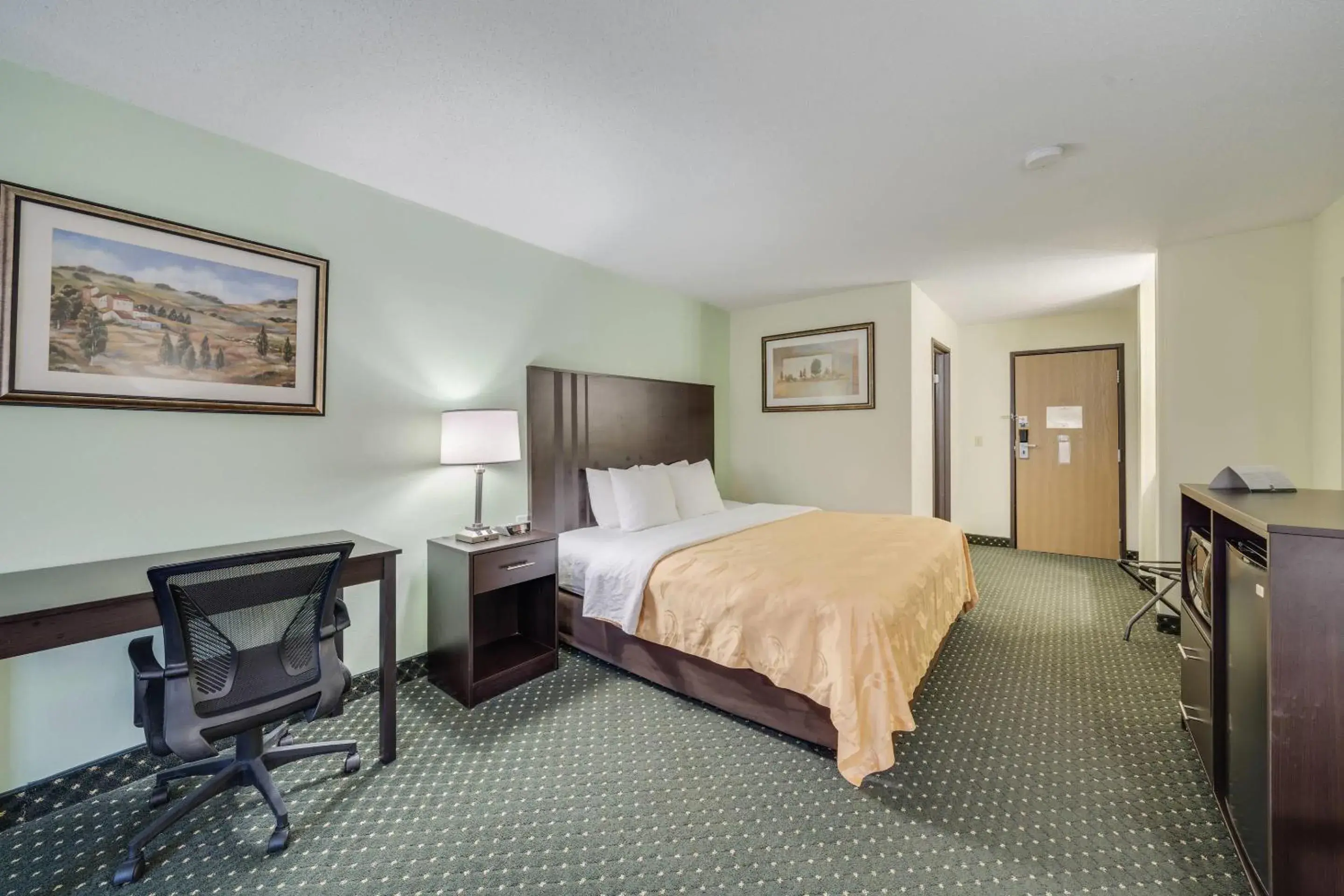 Bedroom, Bed in Quality Inn & Suites Sioux Falls South Bedroom, Bed in Quality Inn & Suites Sioux Falls South