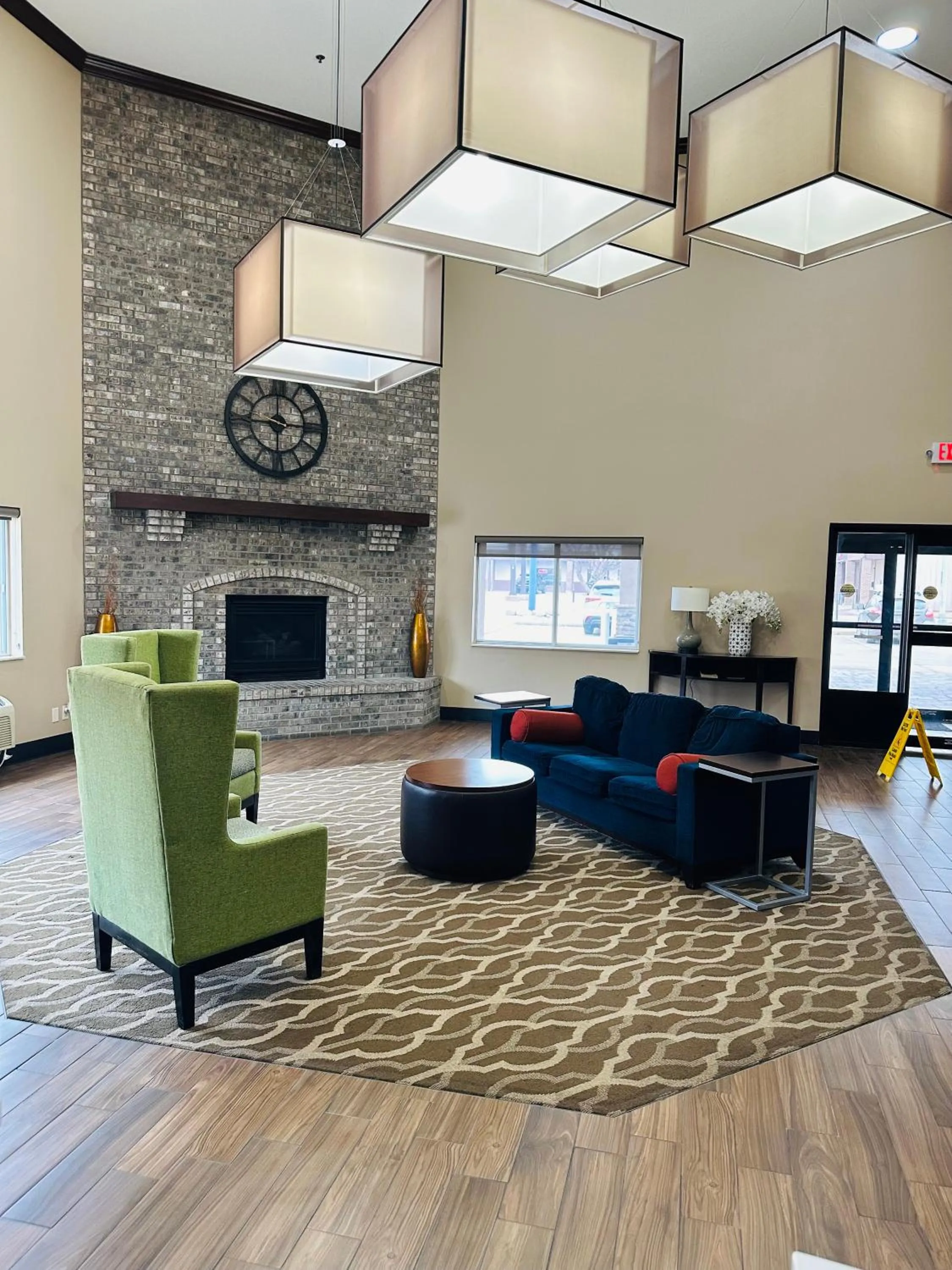 Seating area in Comfort Suites Sioux Falls Mall District