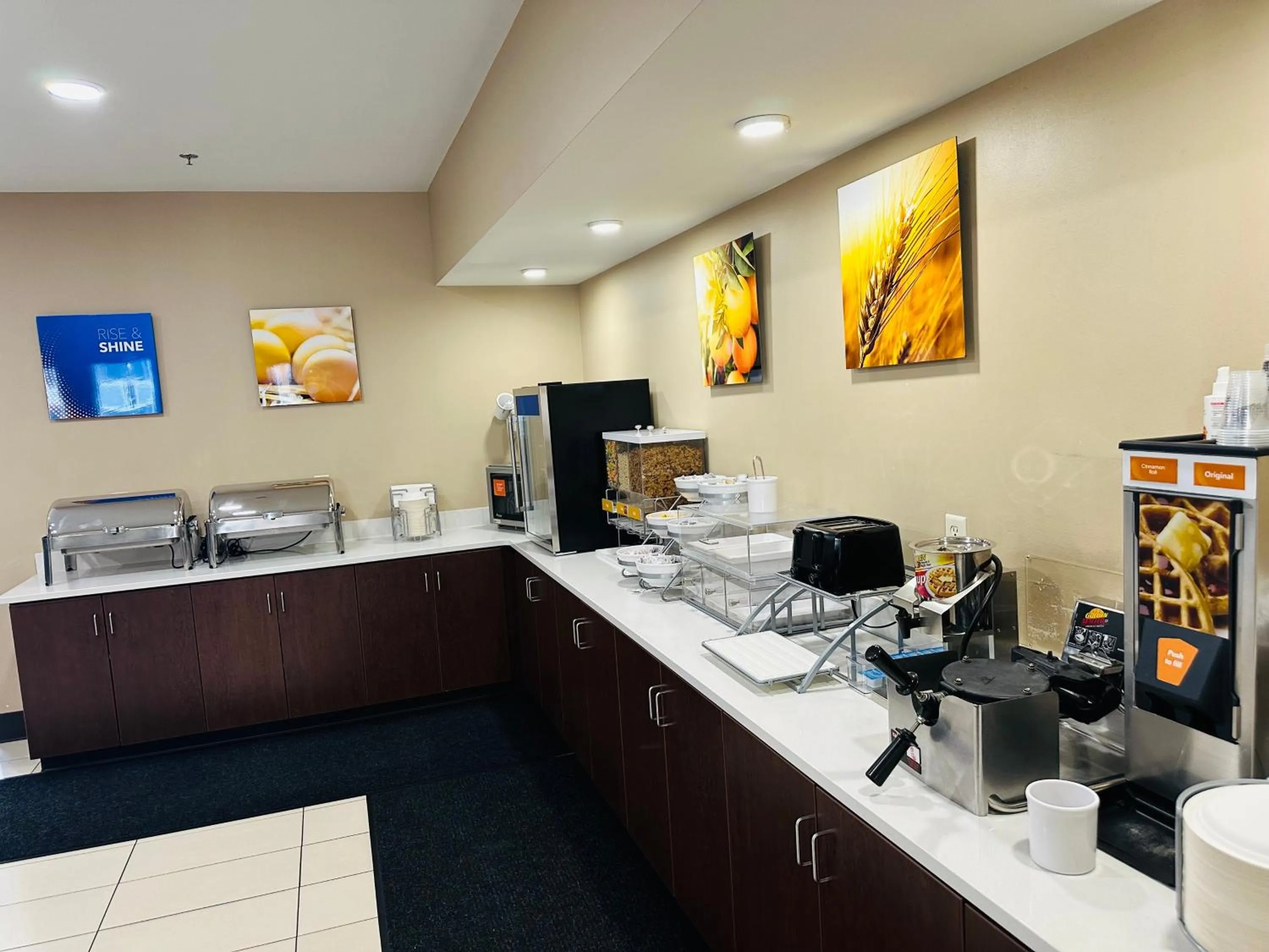 Buffet breakfast in Comfort Suites Sioux Falls Mall District