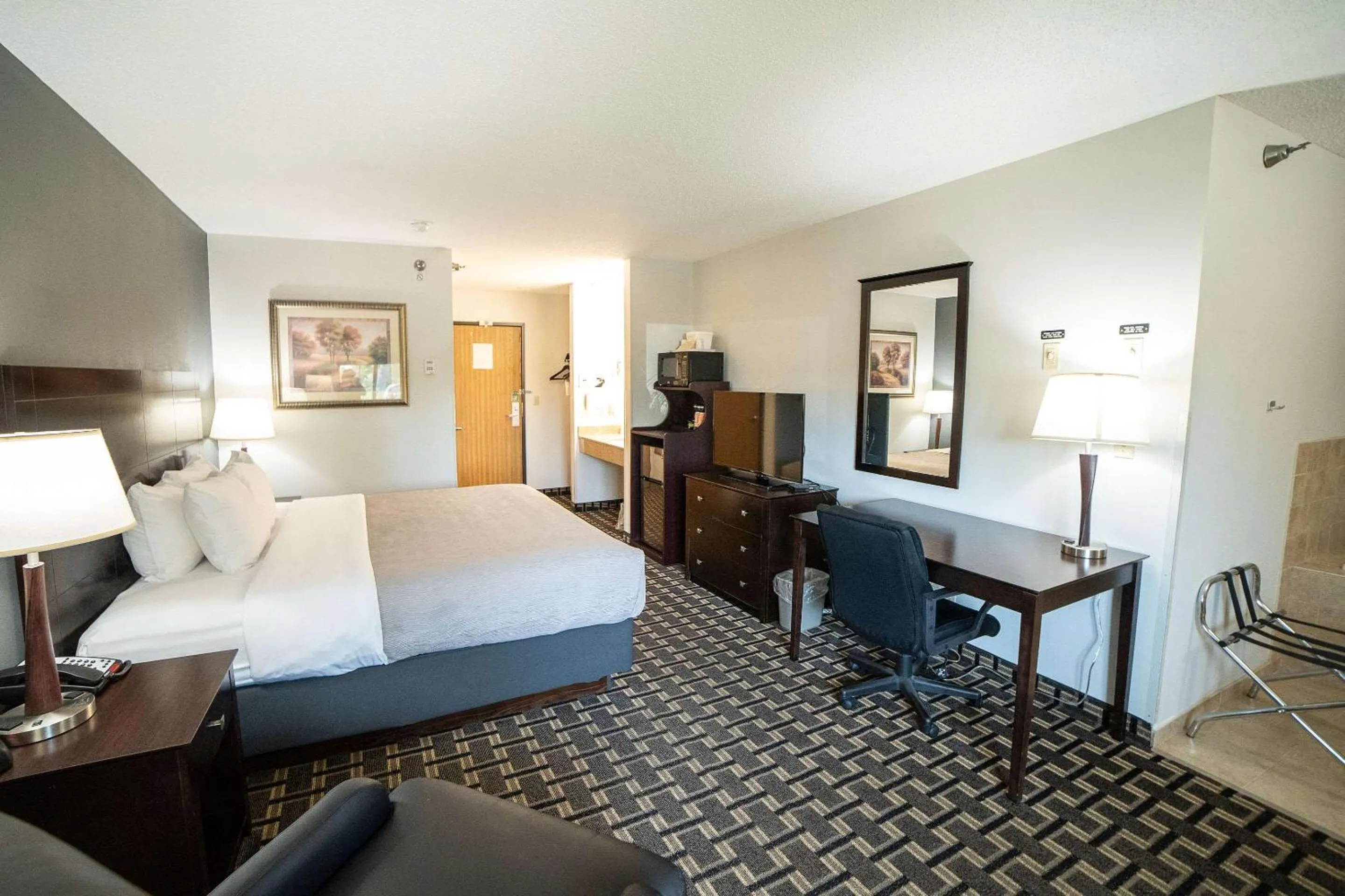 Bedroom, Bed in Quality Inn & Suites Watertown near Prairie Lakes Ice Arena