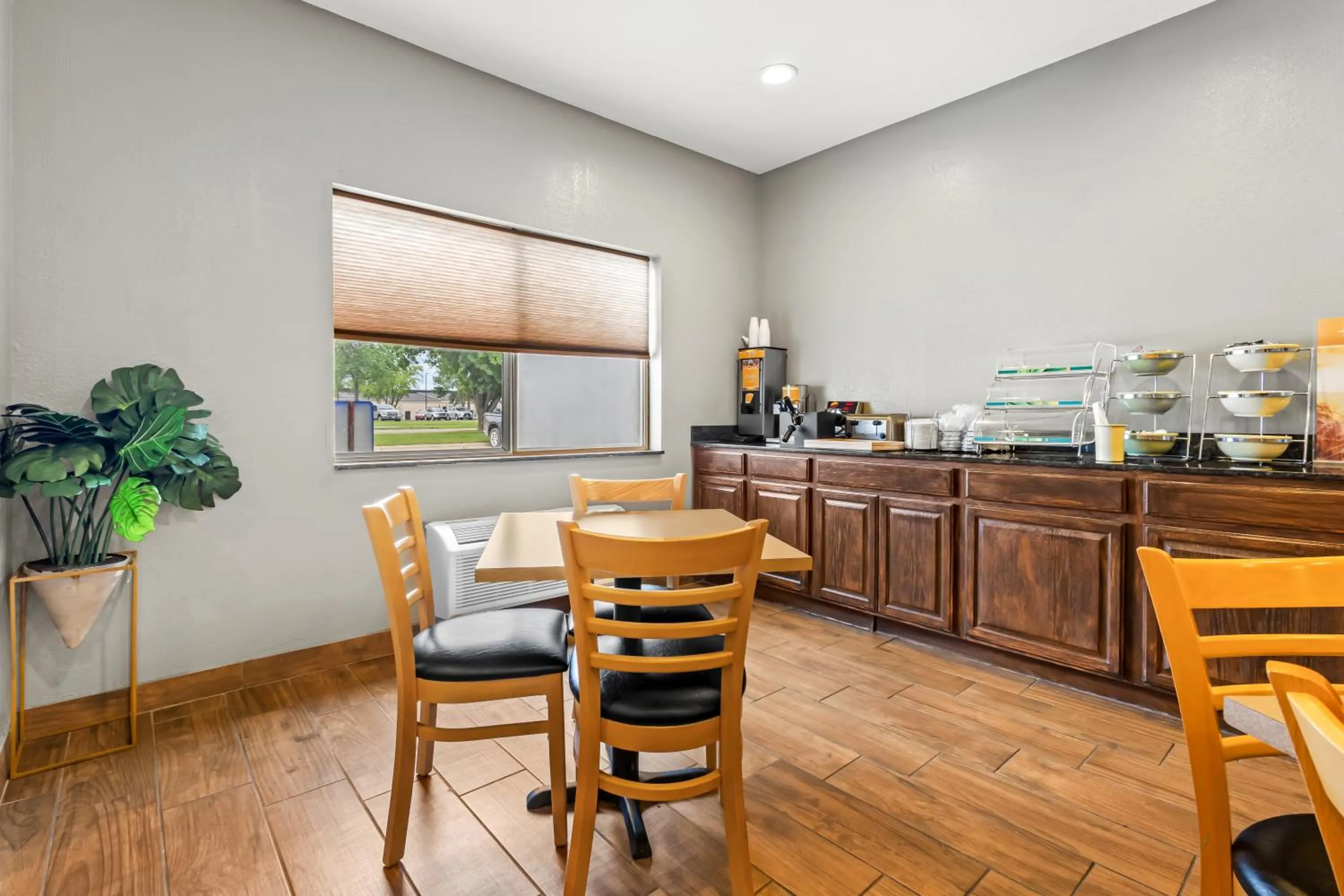 Breakfast in Quality Inn Brookings-University