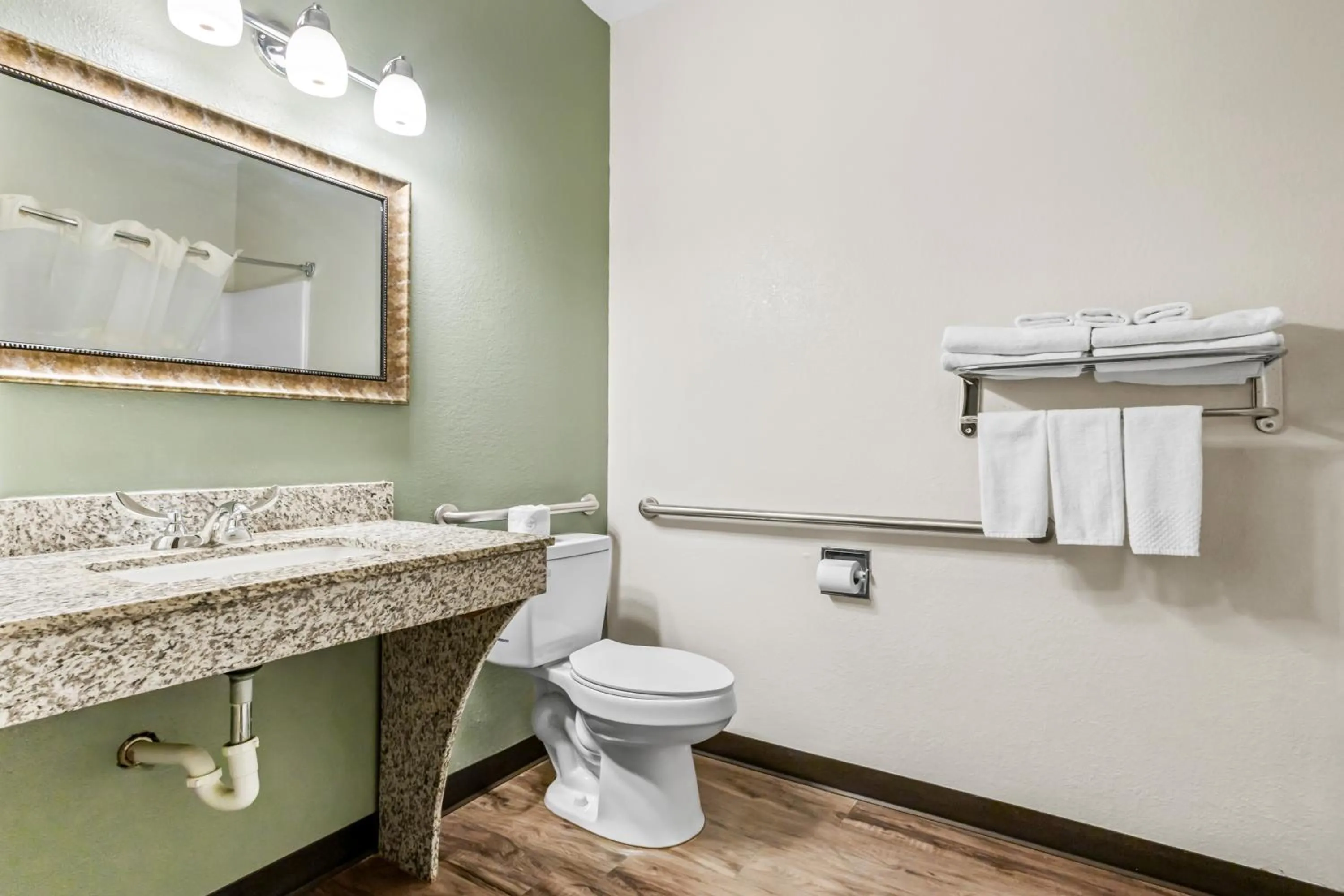 Bathroom in Quality Inn Brookings-University