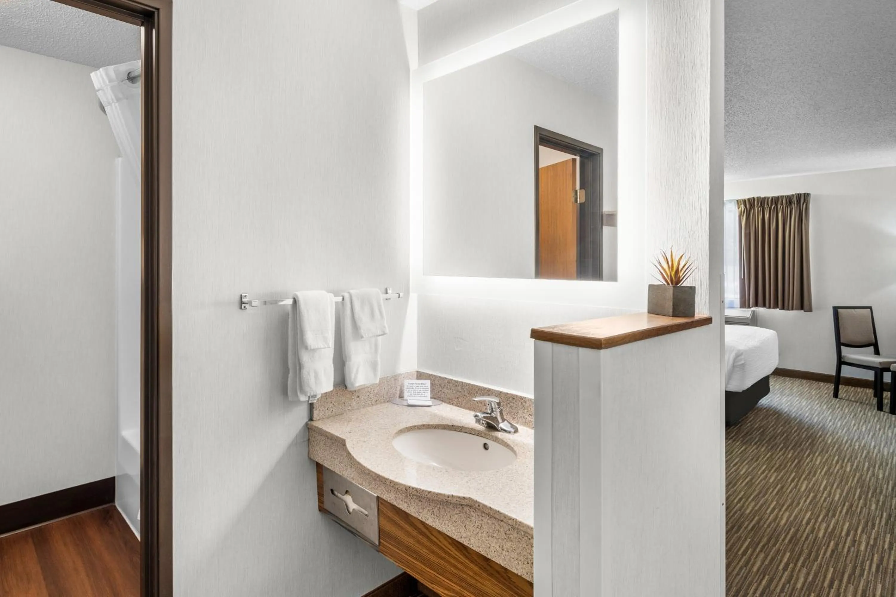 Bathroom, Bed in EverSpring Inn & Suites